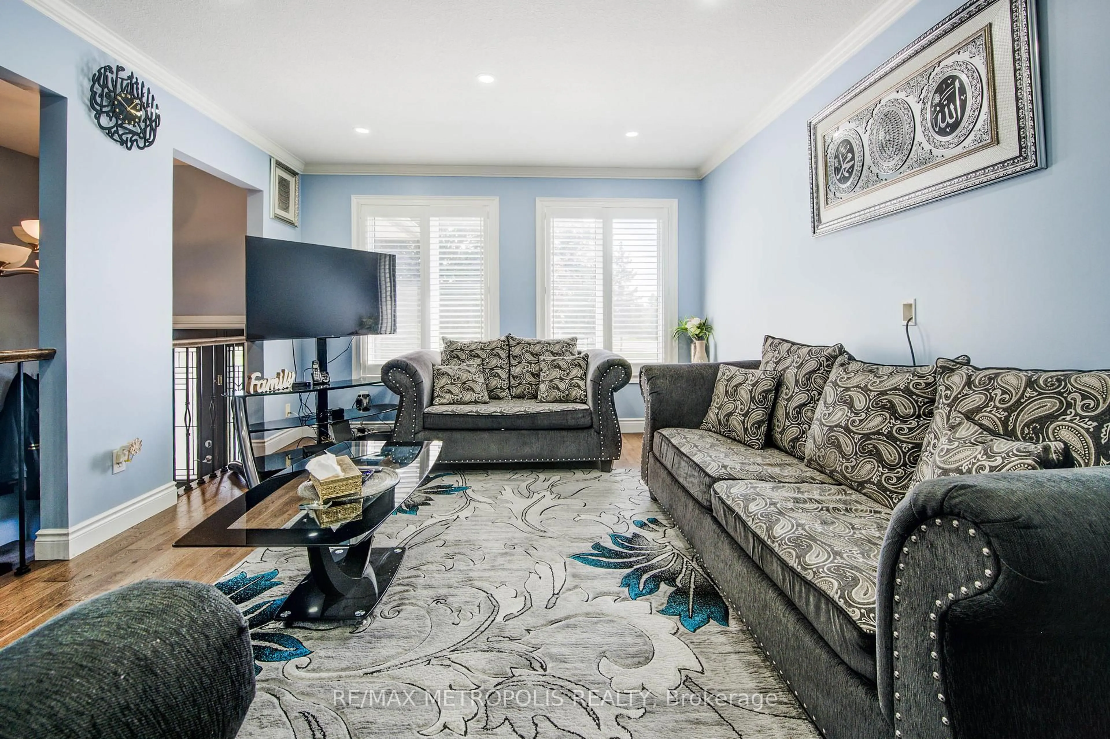 Living room with furniture, unknown for 258 Saginaw Pkwy, Cambridge Ontario N1T 1R7