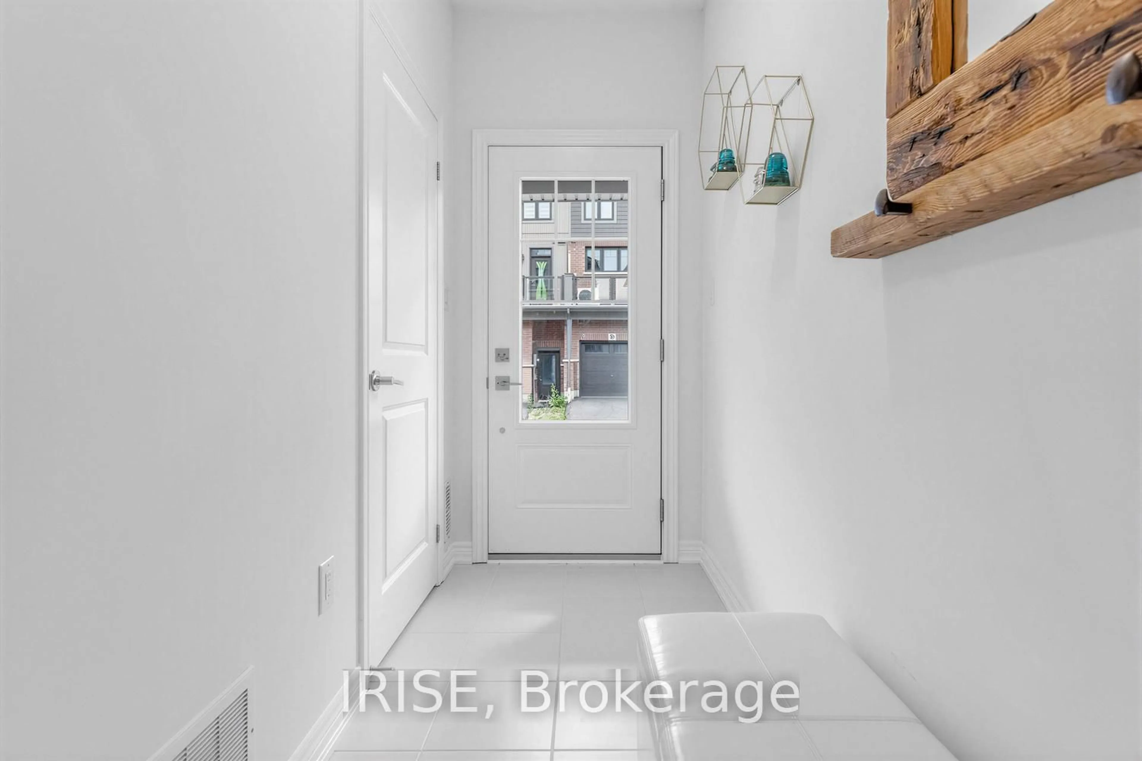 Indoor entryway for 10 Birmingham Dr #82, Cambridge Ontario N1R 0C6