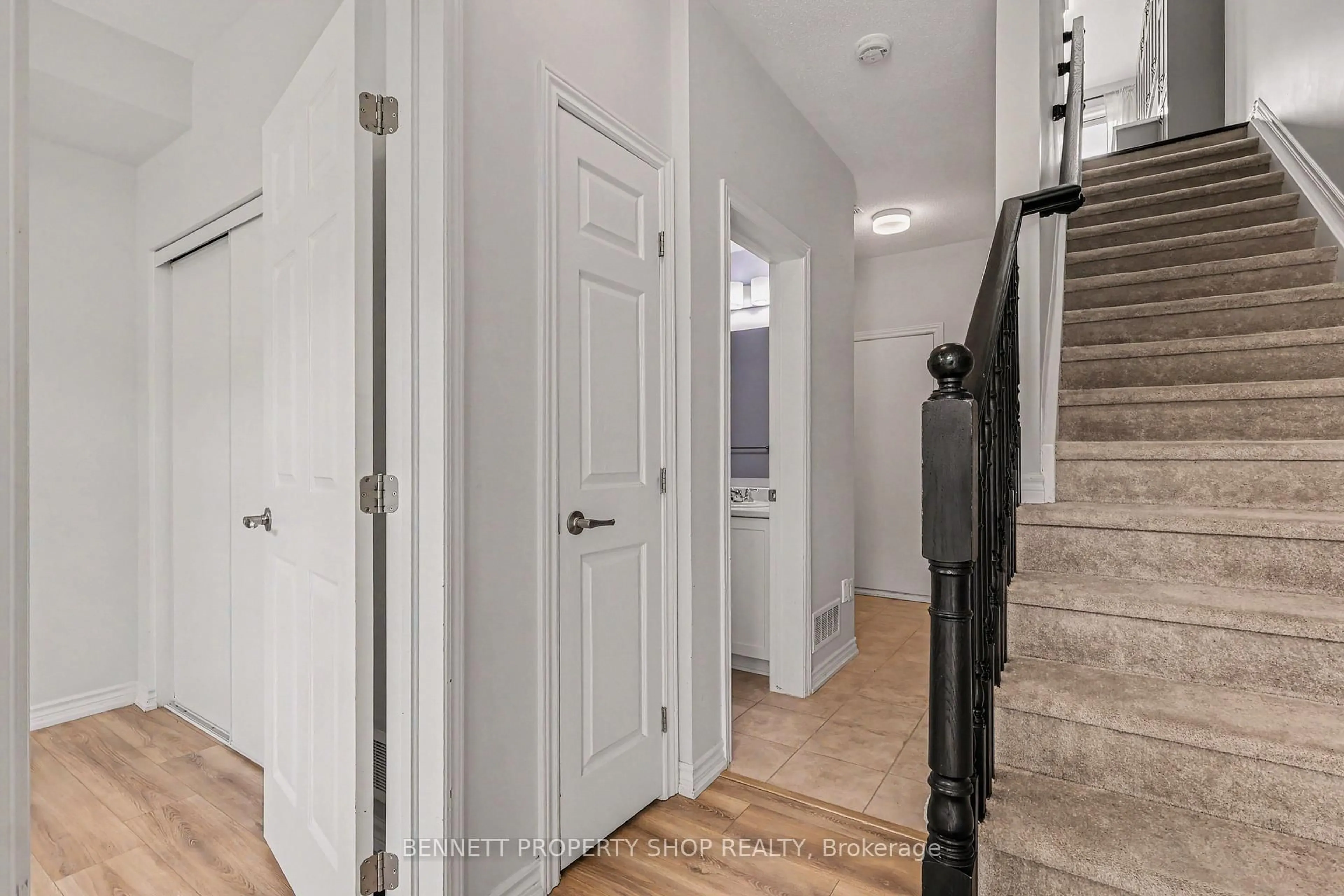 Indoor entryway for 919 Moses Tennisco St, Ottawa Ontario K1K 5A8