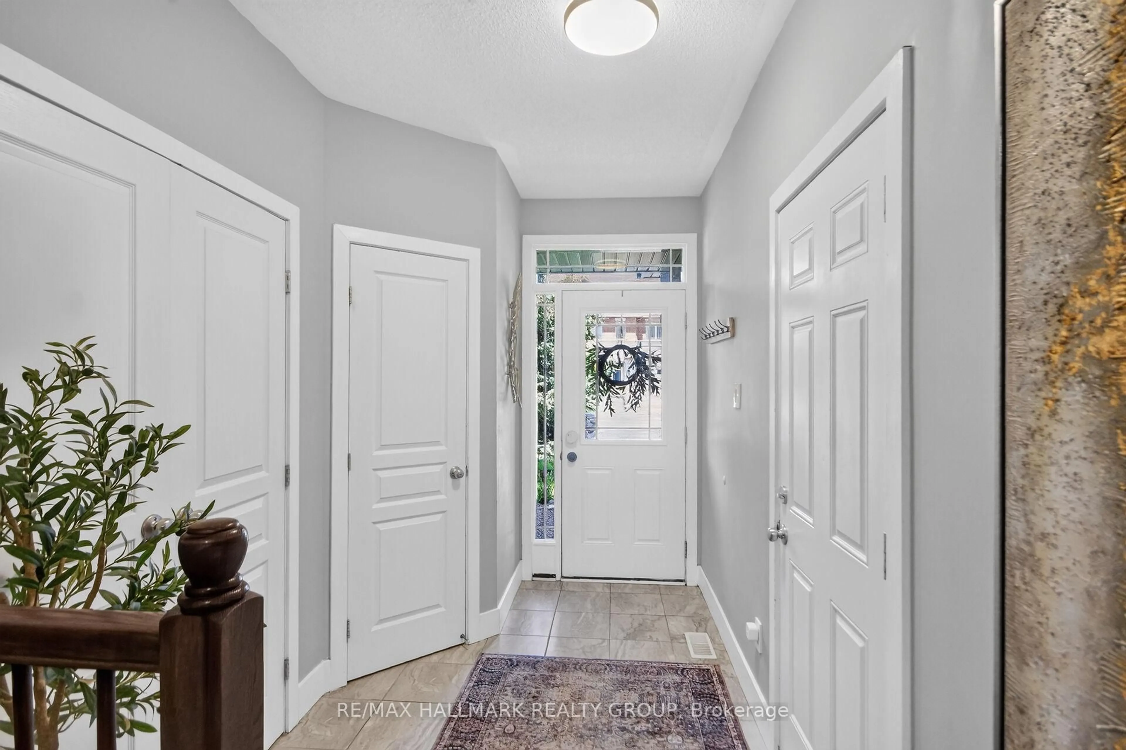 Indoor entryway for 425 Barrick Hill Rd, Ottawa Ontario K2M 0H7