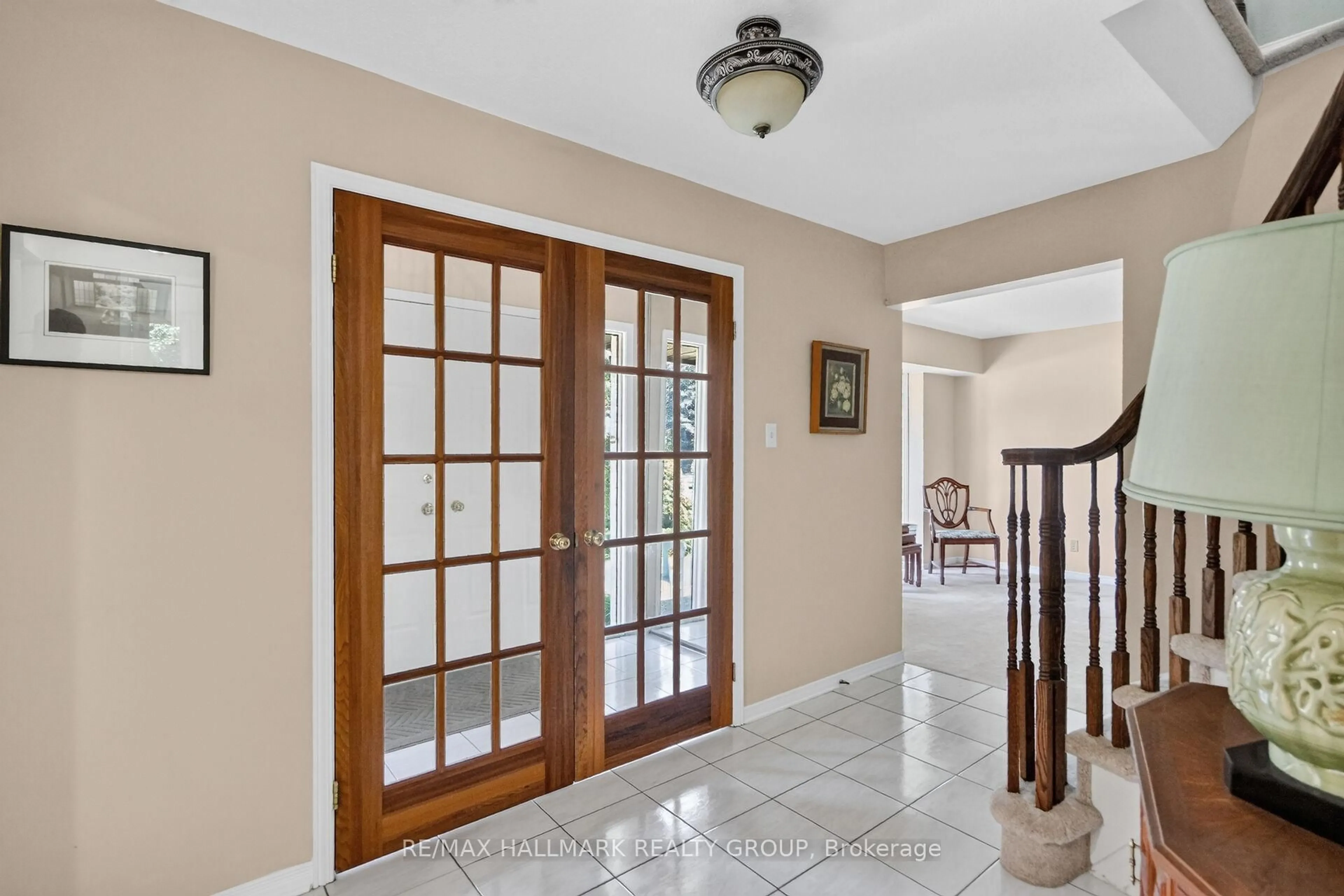 Indoor entryway for 9 Halldorson Cres, Kanata Ontario K2K 2C3