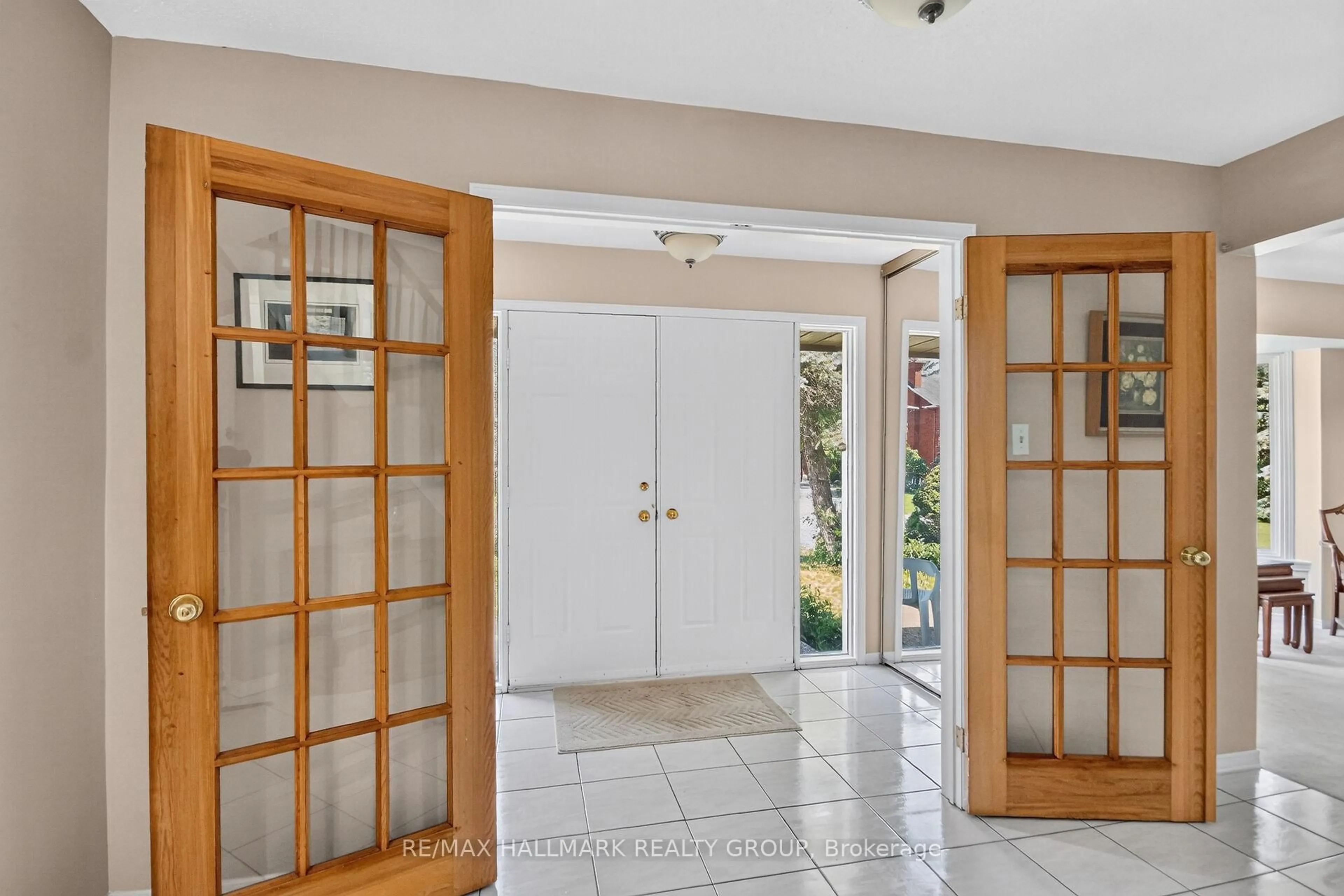 Indoor entryway for 9 Halldorson Cres, Kanata Ontario K2K 2C3
