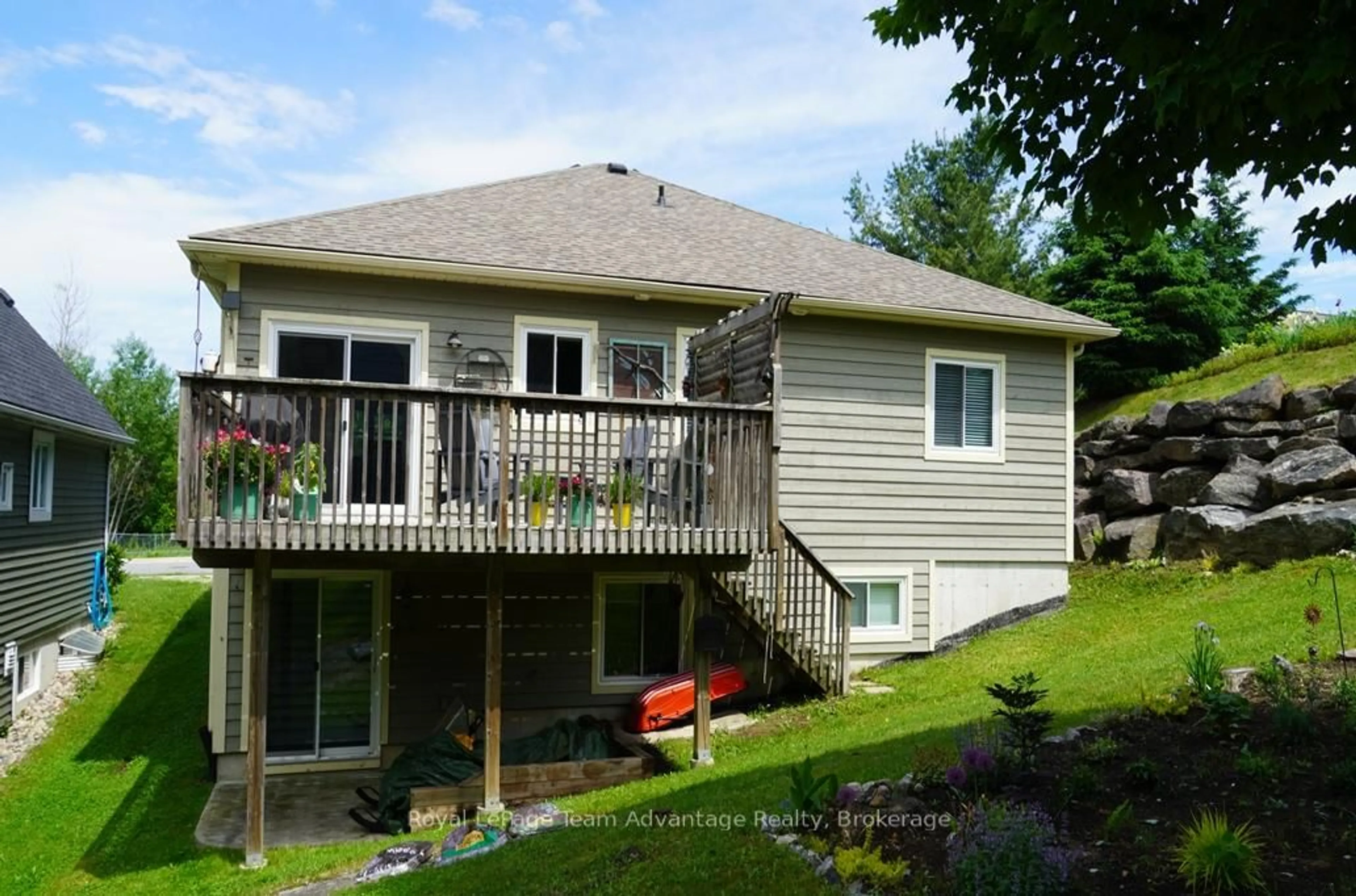 Home with vinyl exterior material, water/lake/river/ocean view for 40 Winnifred Ave, Parry Sound Ontario P2A 2E7