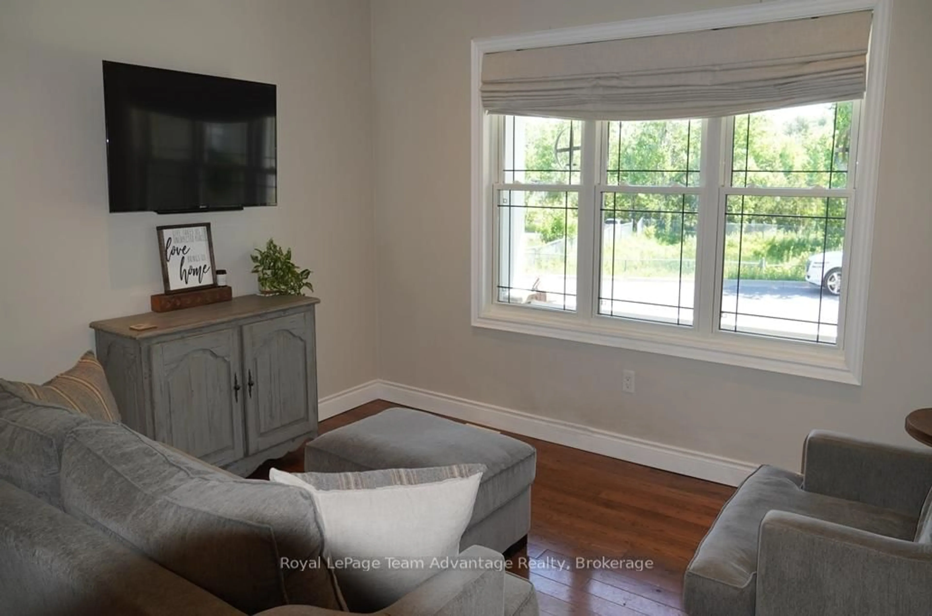 Living room with furniture, unknown for 40 Winnifred Ave, Parry Sound Ontario P2A 2E7