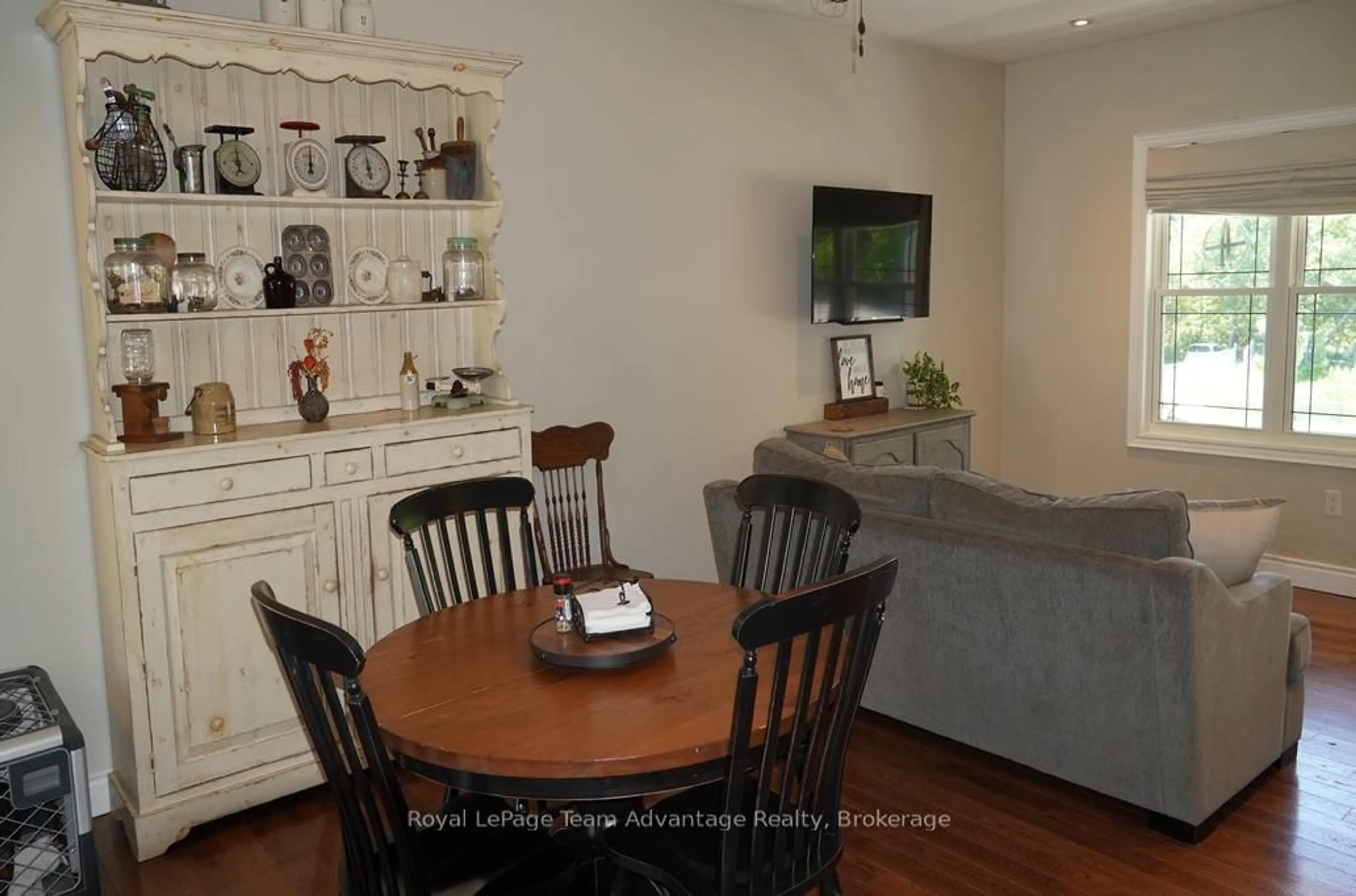 Dining room, wood/laminate floor for 40 Winnifred Ave, Parry Sound Ontario P2A 2E7