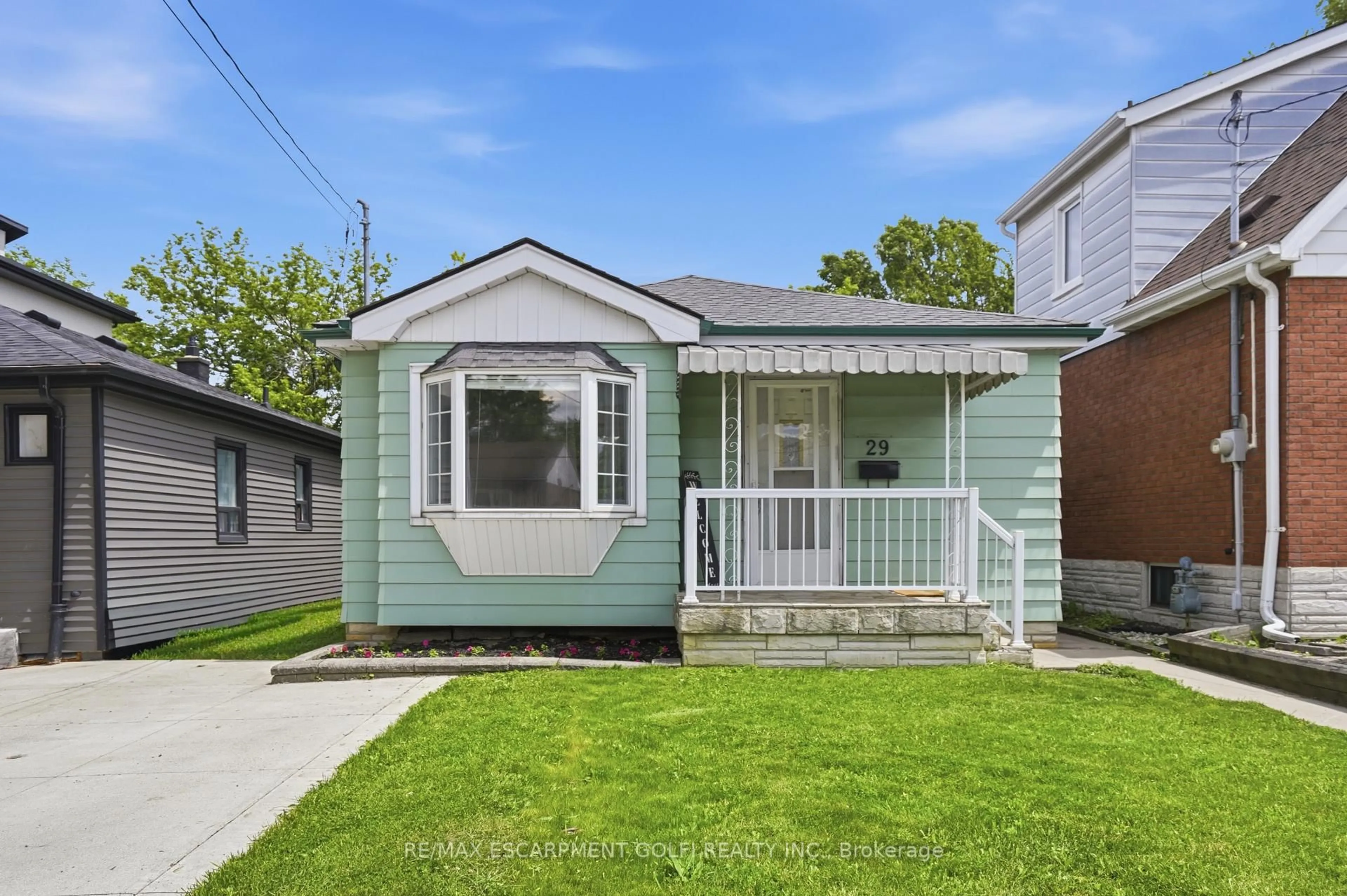 Home with vinyl exterior material, street for 29 Shadyside Ave, Hamilton Ontario L8V 3E2