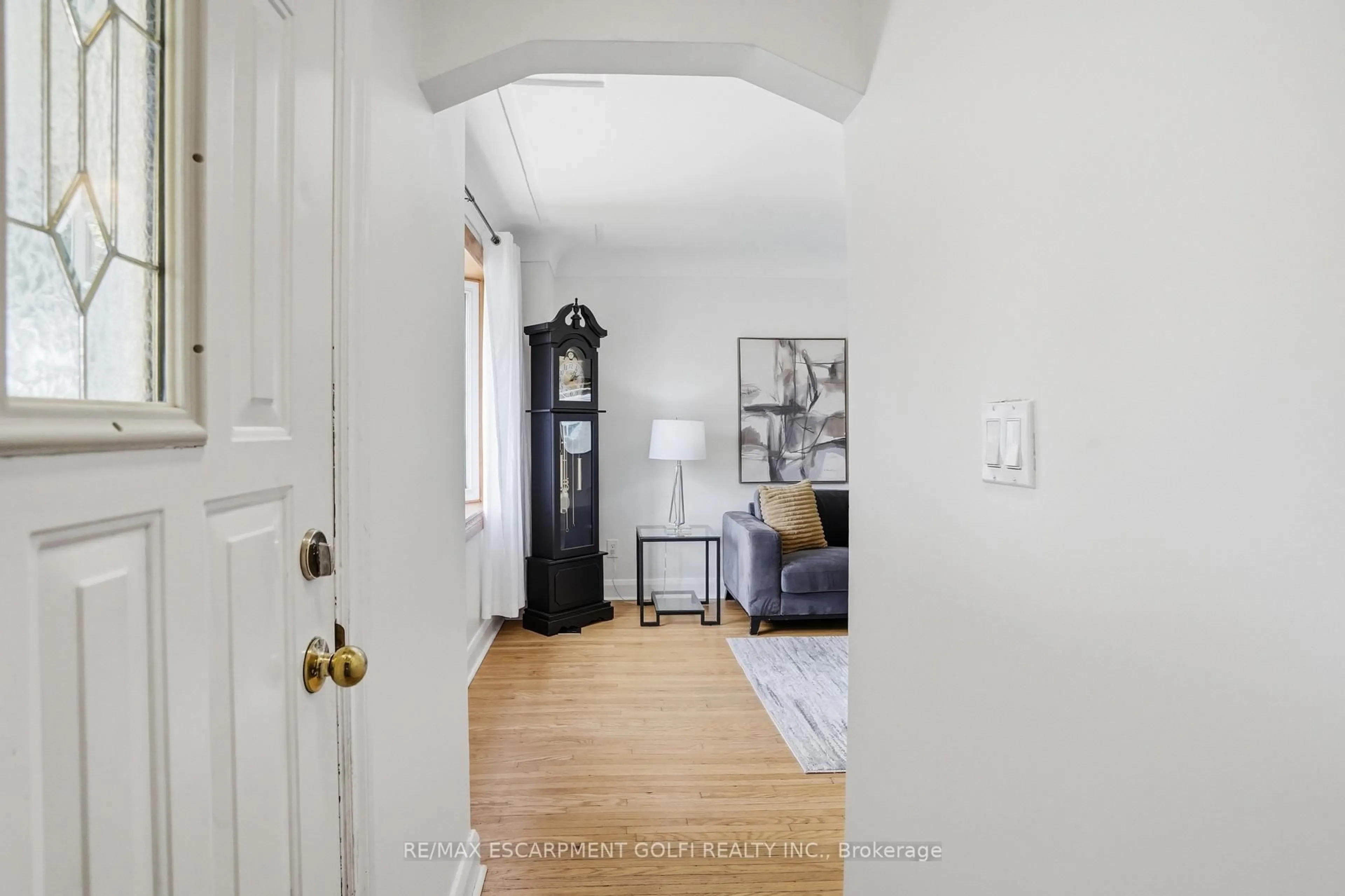 Indoor entryway for 29 Shadyside Ave, Hamilton Ontario L8V 3E2
