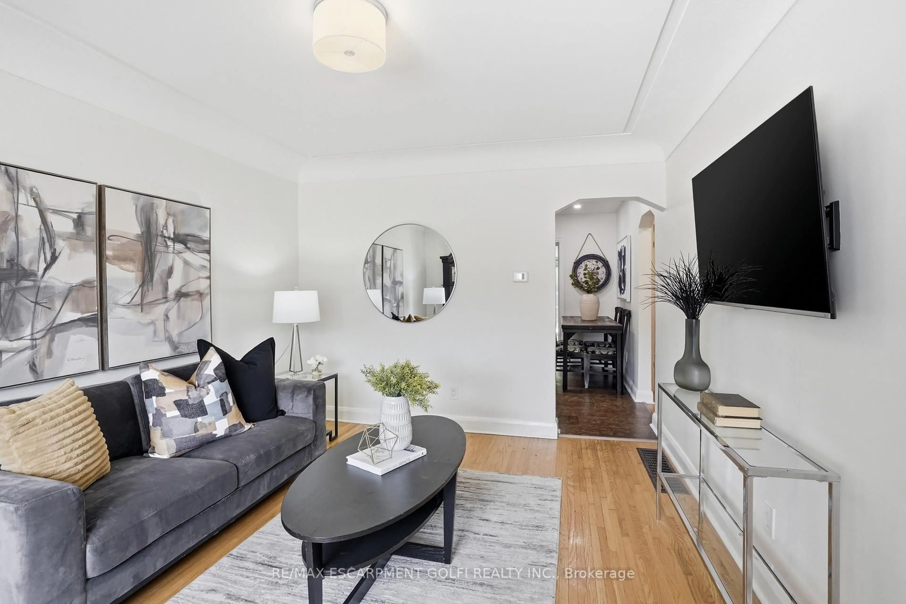 Living room with furniture, unknown for 29 Shadyside Ave, Hamilton Ontario L8V 3E2