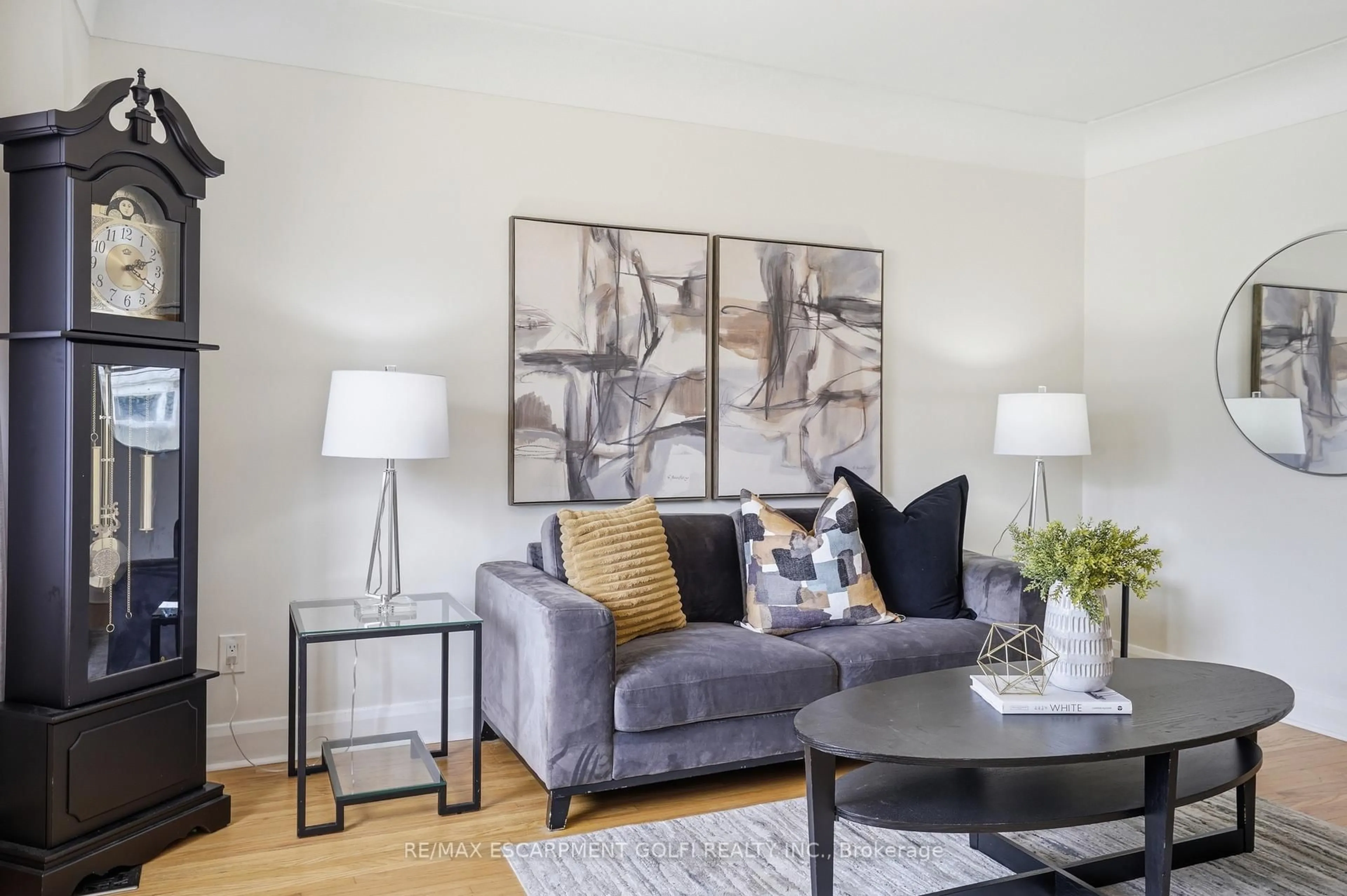 Living room with furniture, unknown for 29 Shadyside Ave, Hamilton Ontario L8V 3E2