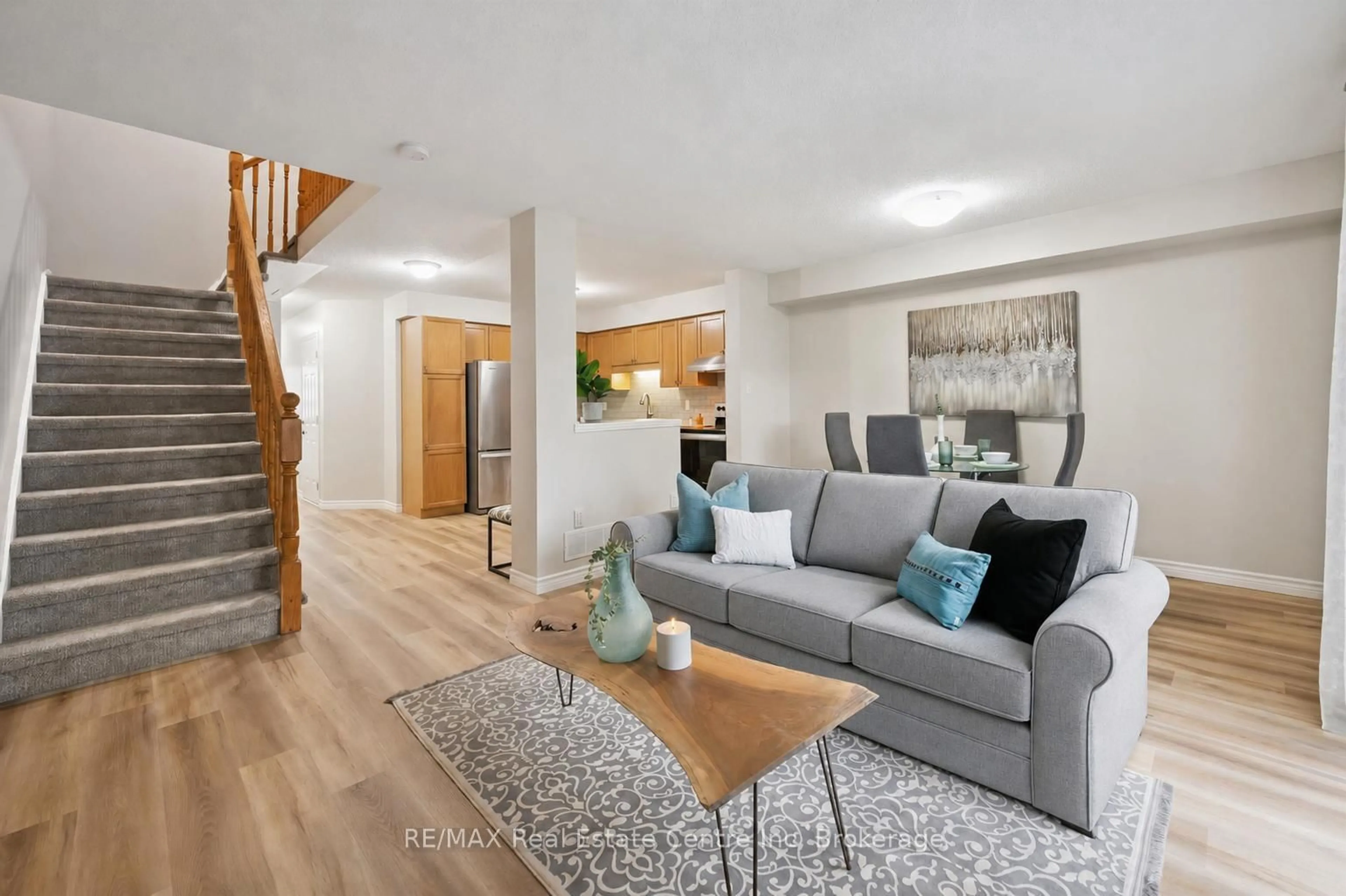 Living room with furniture, unknown for 124 GOSLING Gdns #44, Guelph Ontario N1G 5K6