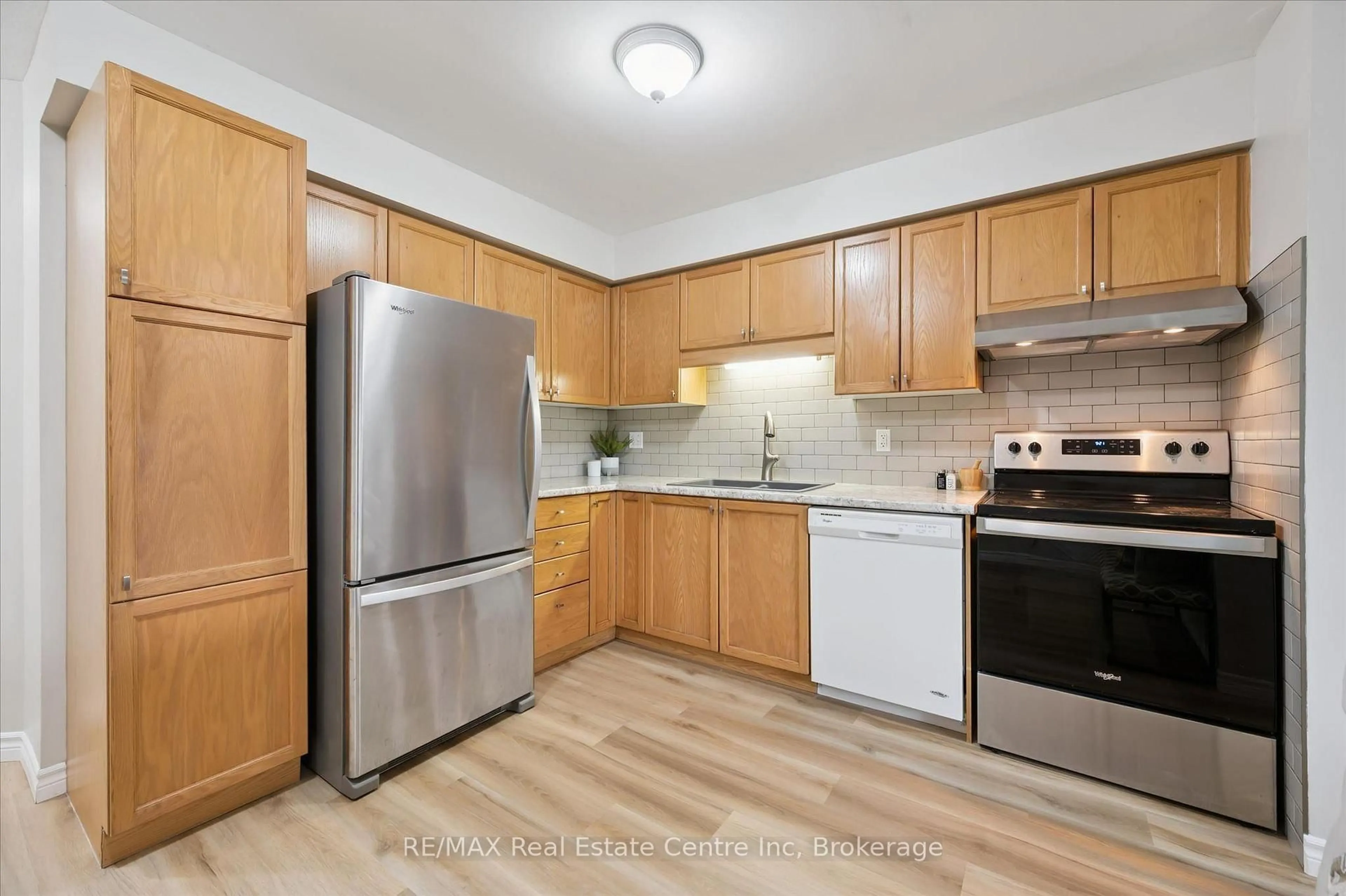 Standard kitchen, unknown for 124 GOSLING Gdns #44, Guelph Ontario N1G 5K6