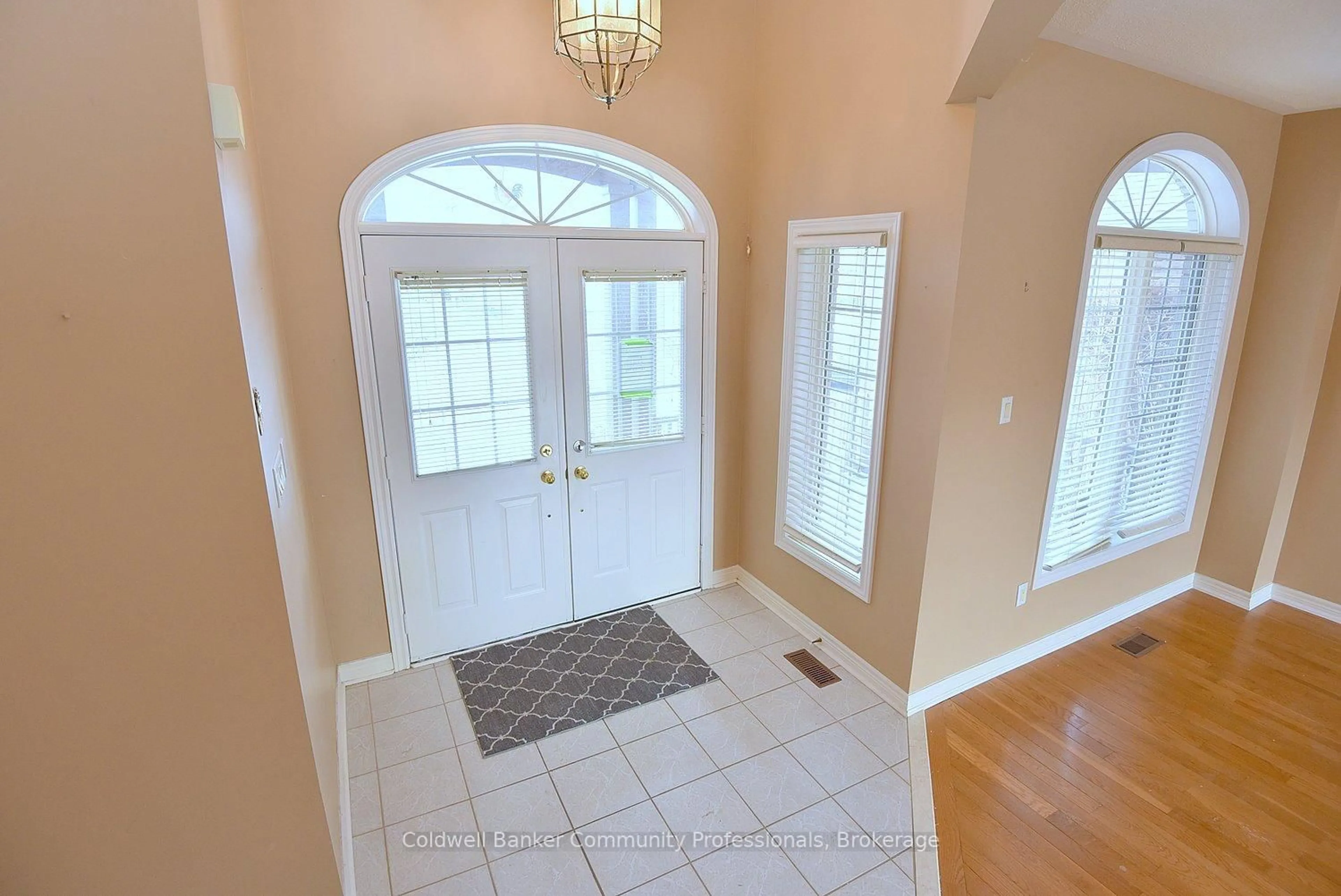 Indoor entryway for 50 Winegarden Tr, Hamilton Ontario L9H 7M2
