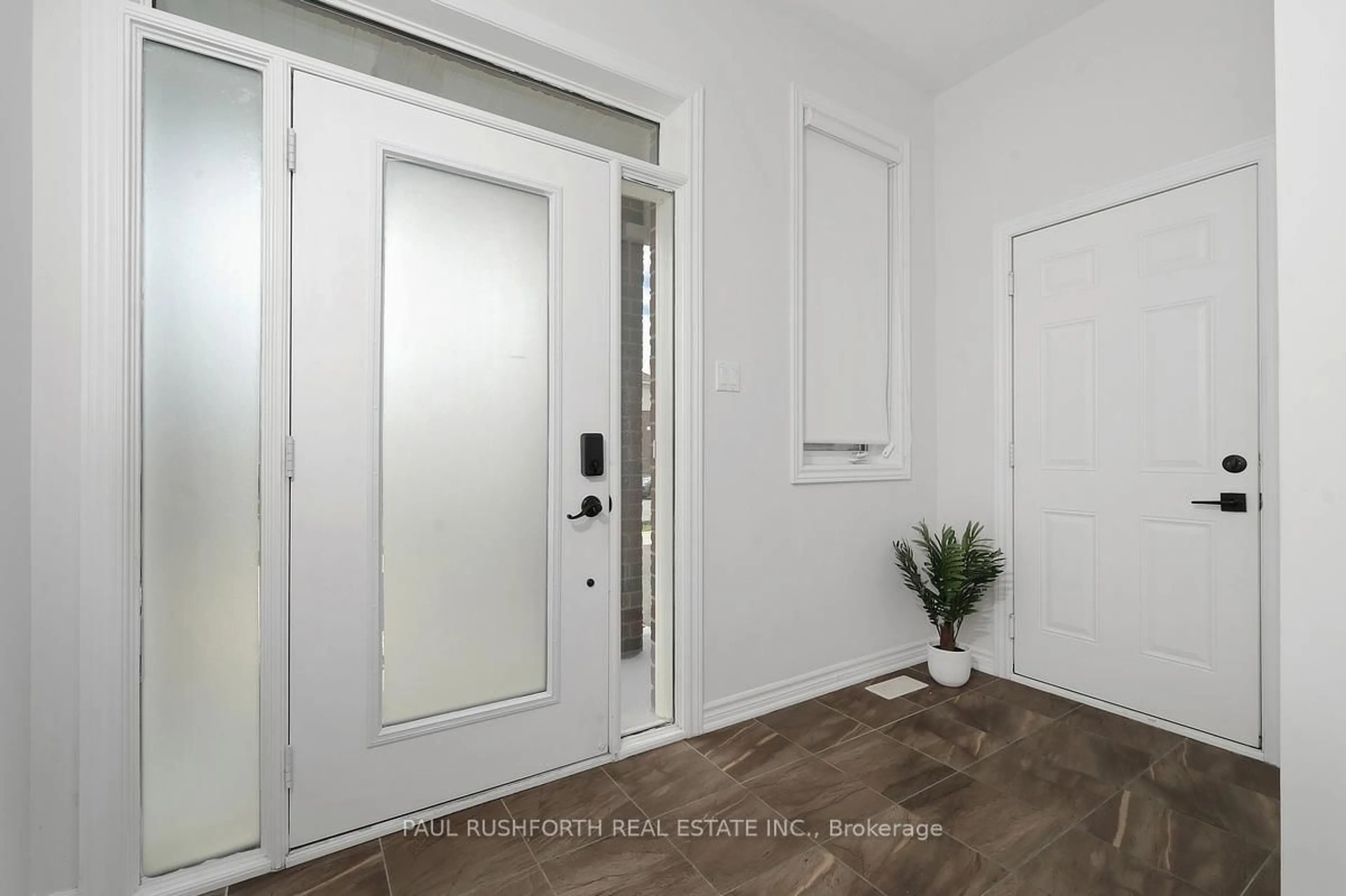 Indoor entryway for 305 Lamarche Ave, Ottawa Ontario K1W 0M6