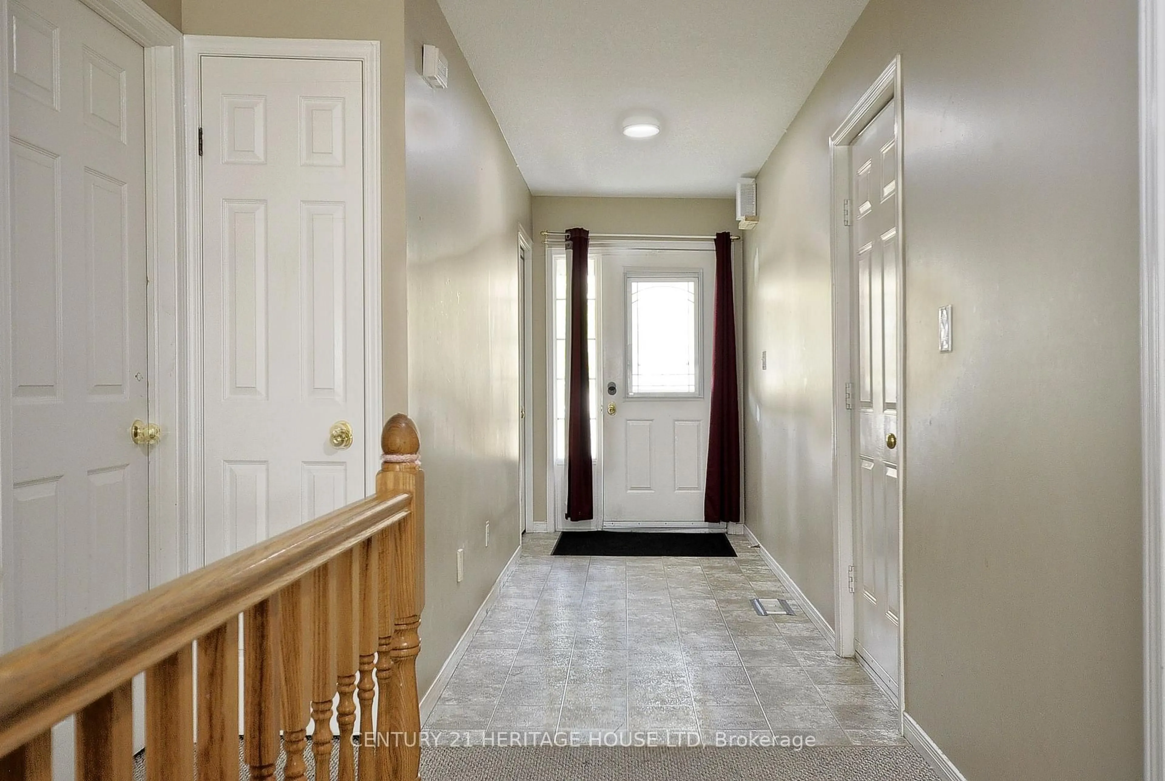 Indoor entryway for 33 Bankside Dr, Kitchener Ontario N2N 3L3
