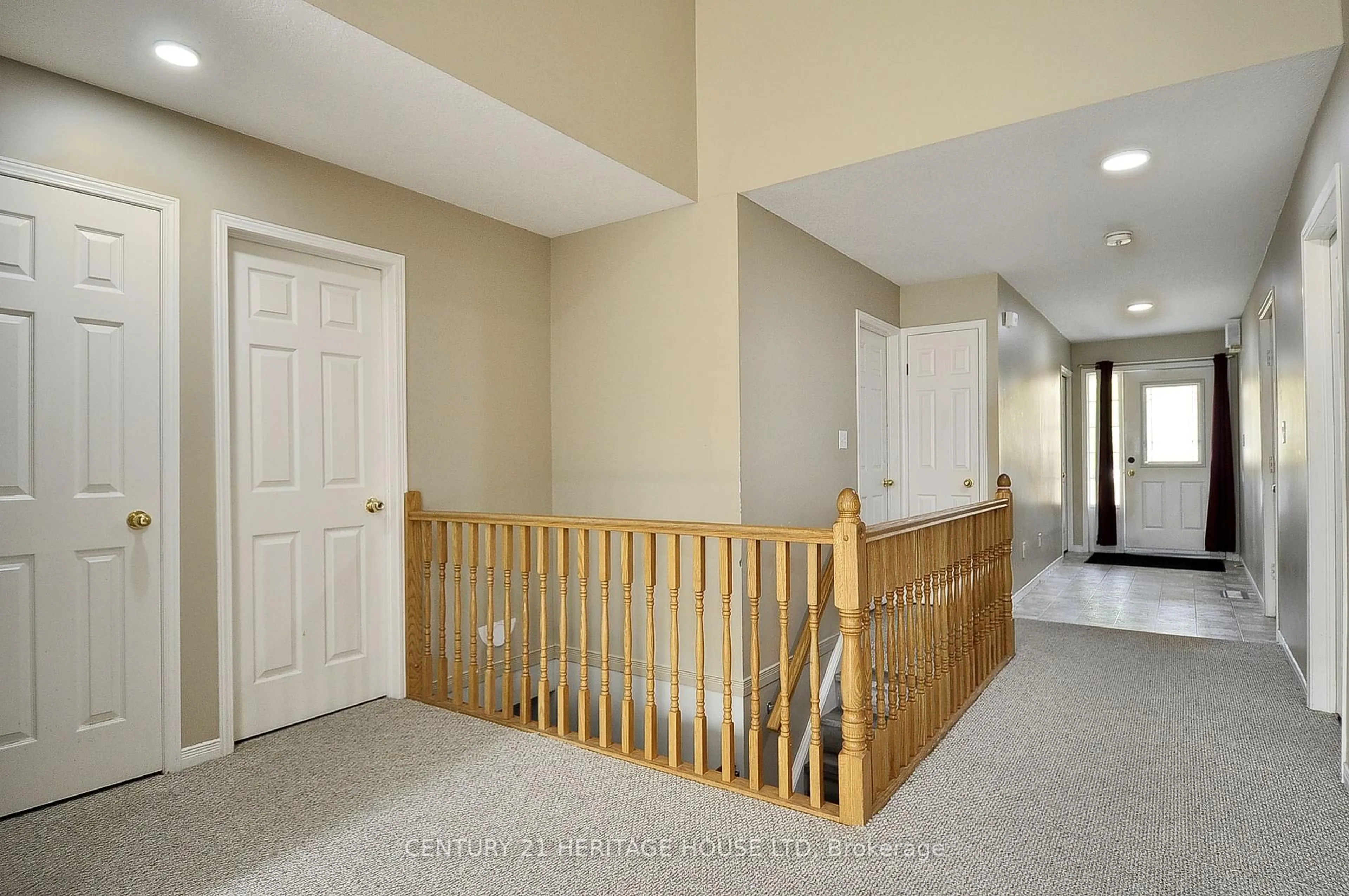 Indoor foyer for 33 Bankside Dr, Kitchener Ontario N2N 3L3
