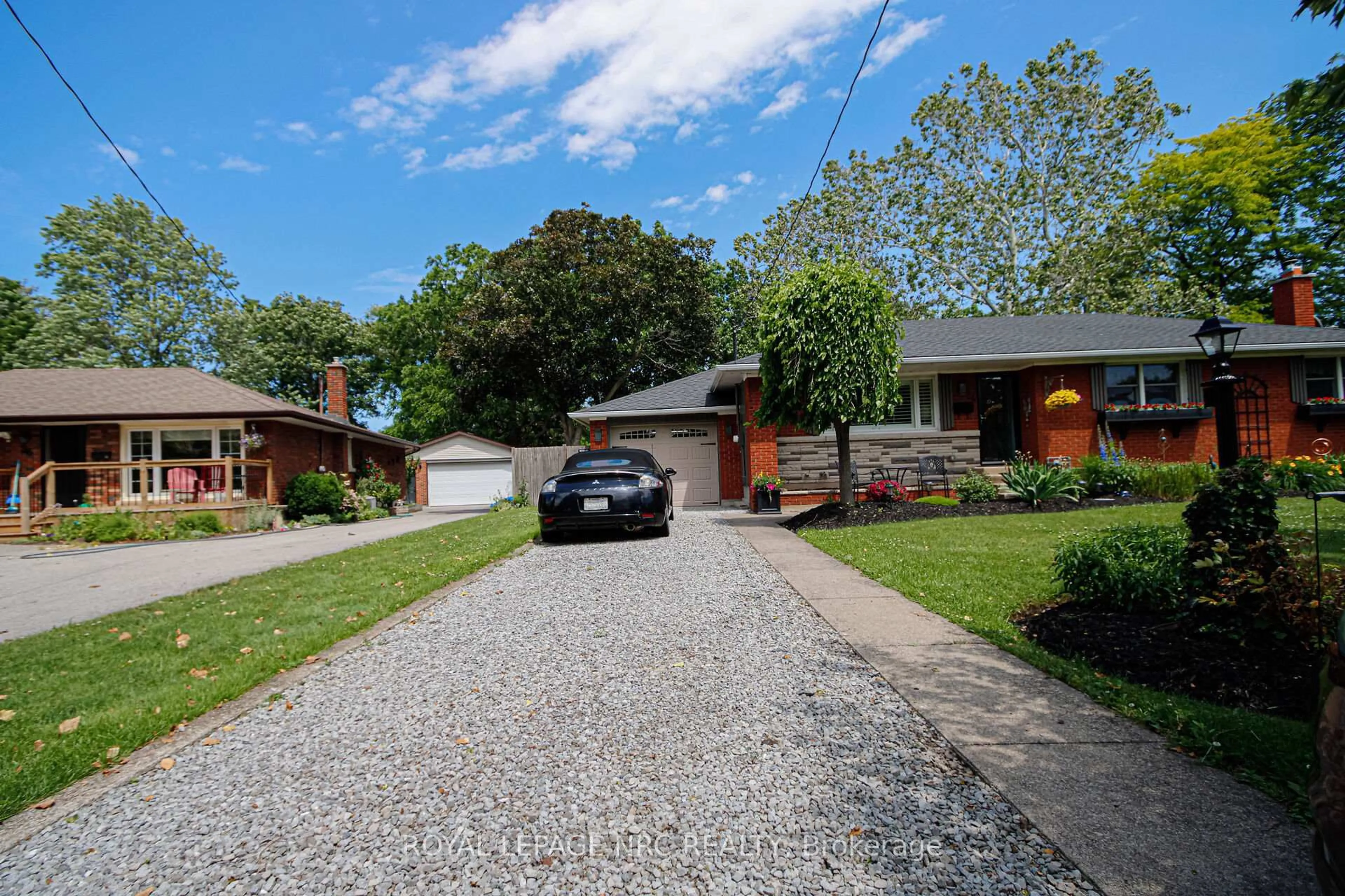A pic from outside/outdoor area/front of a property/back of a property/a pic from drone, street for 24 Juliana Cres, St. Catharines Ontario L2N 4B4