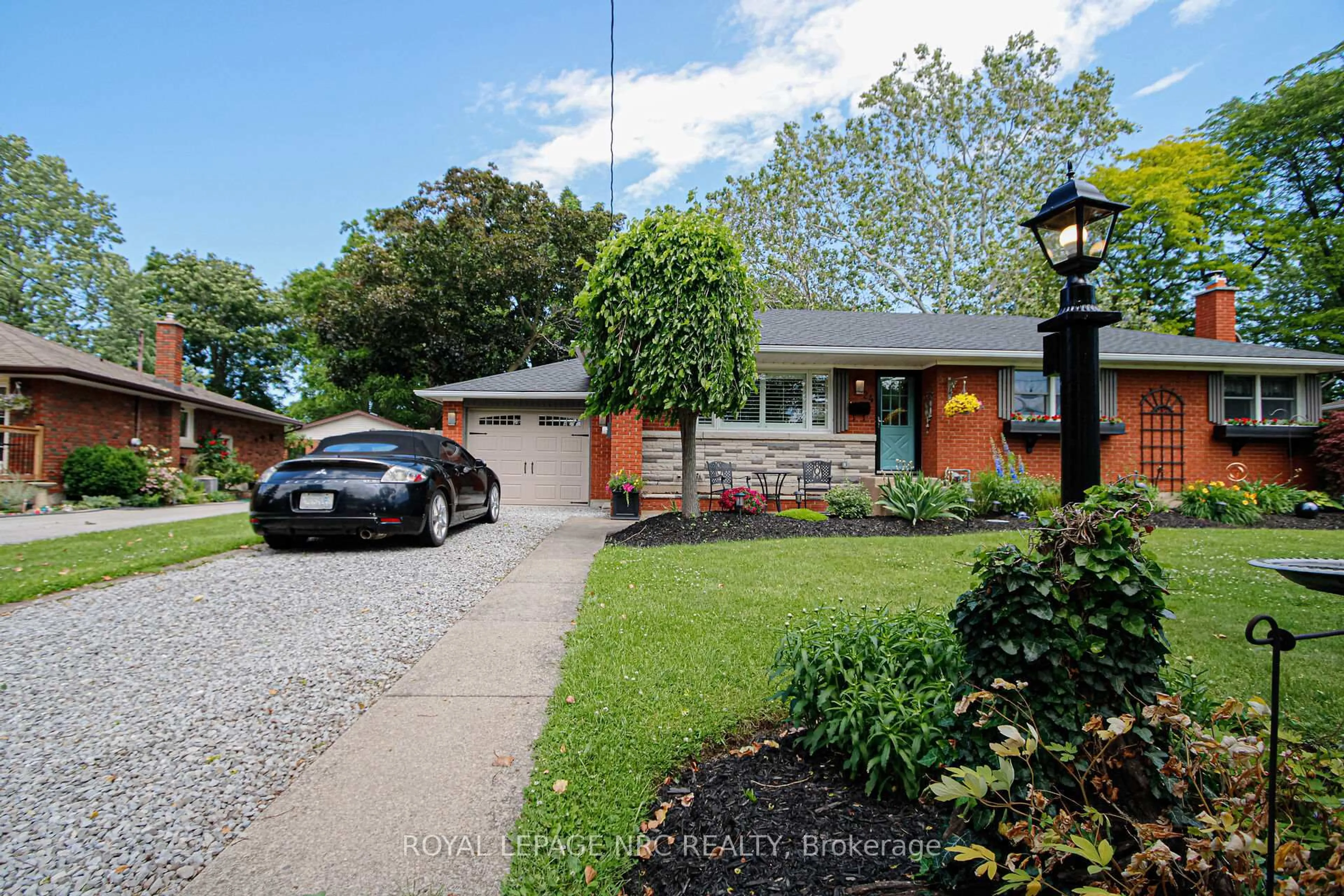 A pic from outside/outdoor area/front of a property/back of a property/a pic from drone, street for 24 Juliana Cres, St. Catharines Ontario L2N 4B4
