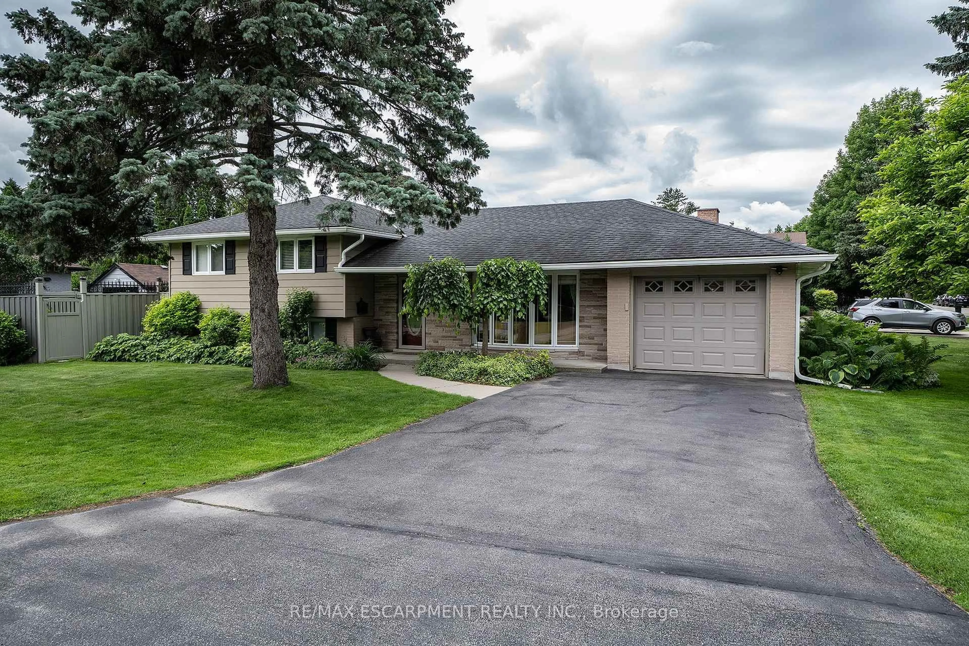 A pic from outside/outdoor area/front of a property/back of a property/a pic from drone, street for 170 Seminole Rd, Hamilton Ontario L9G 1Y8