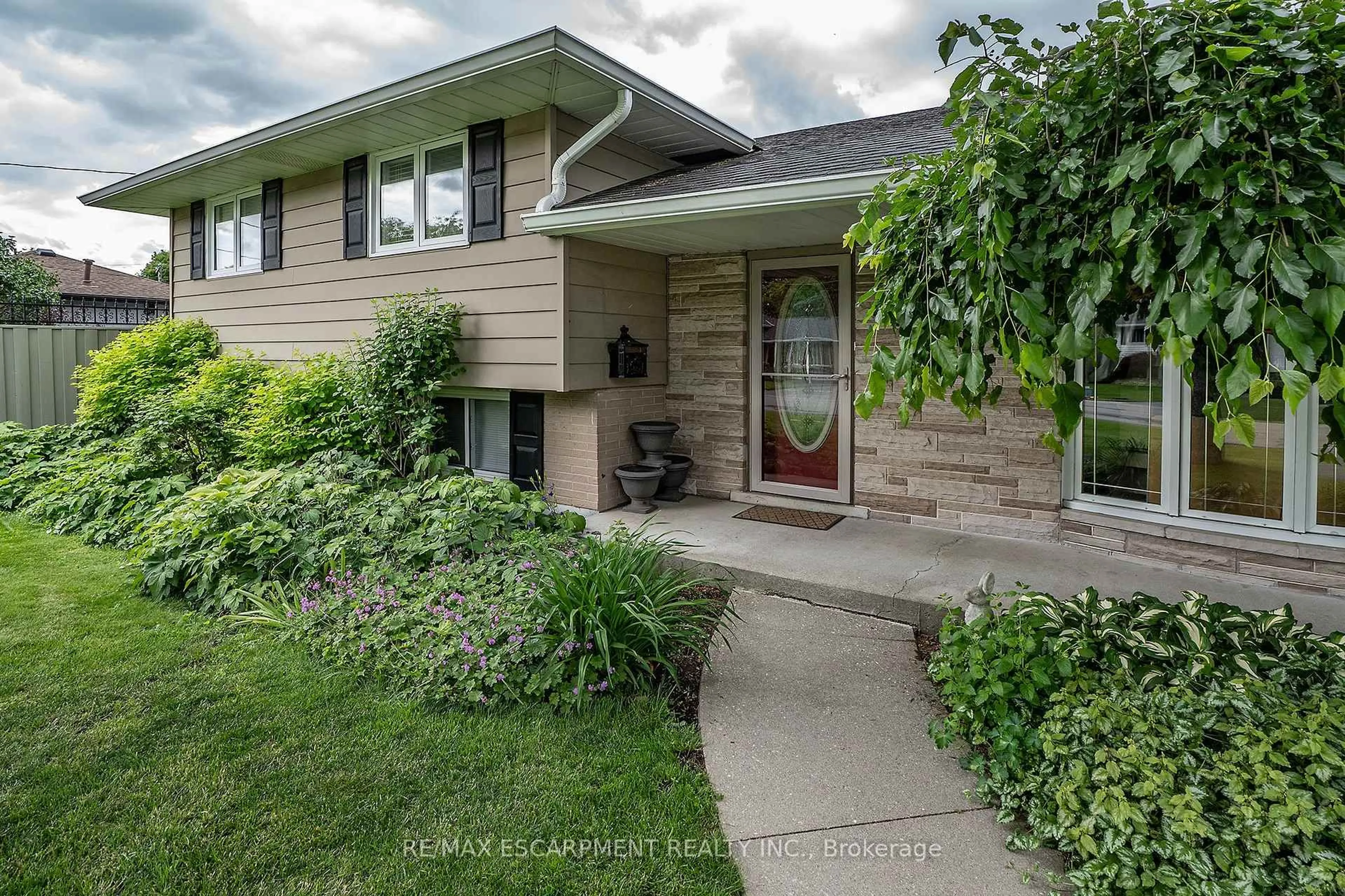 Home with vinyl exterior material, street for 170 Seminole Rd, Hamilton Ontario L9G 1Y8