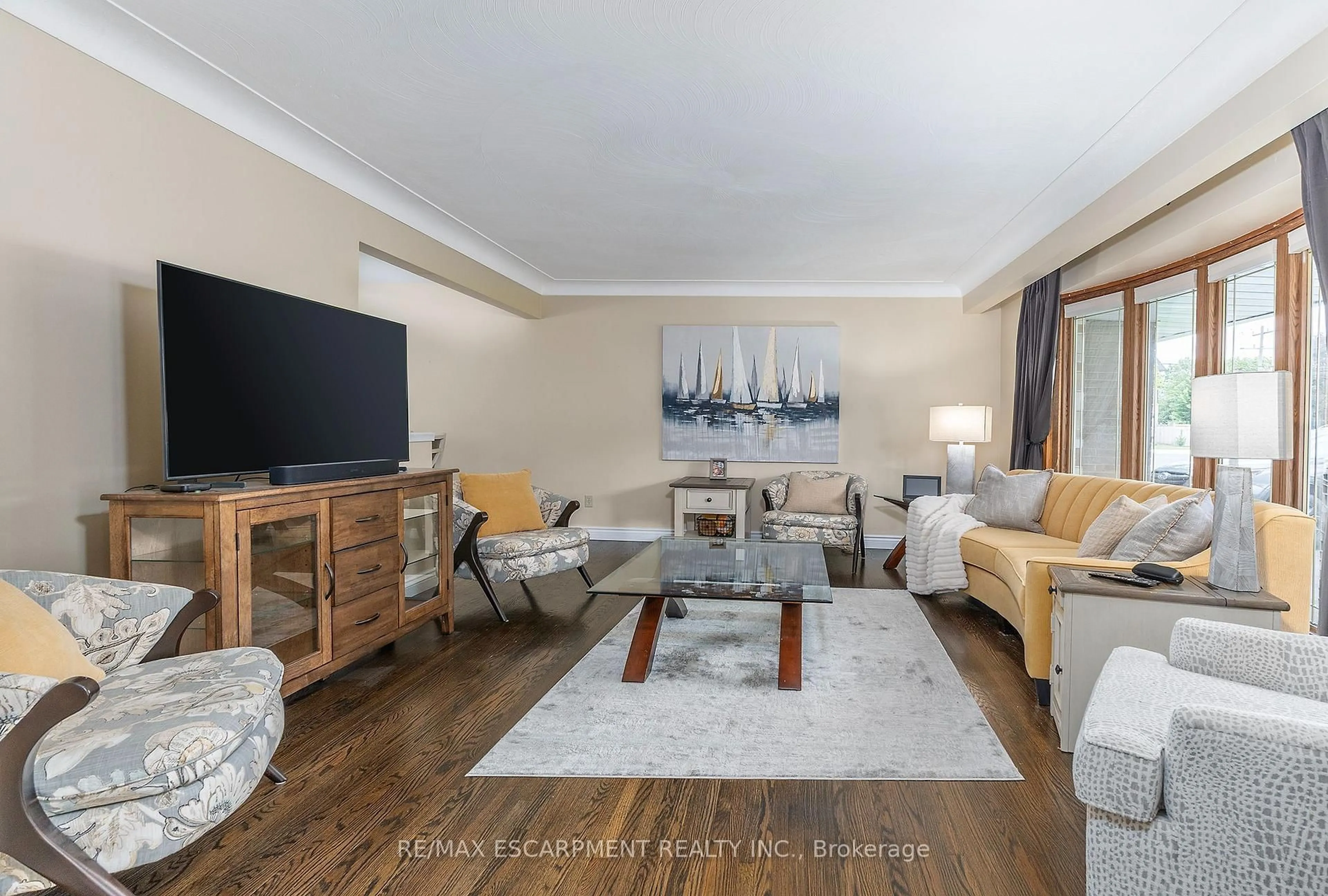Living room with furniture, wood/laminate floor for 170 Seminole Rd, Hamilton Ontario L9G 1Y8