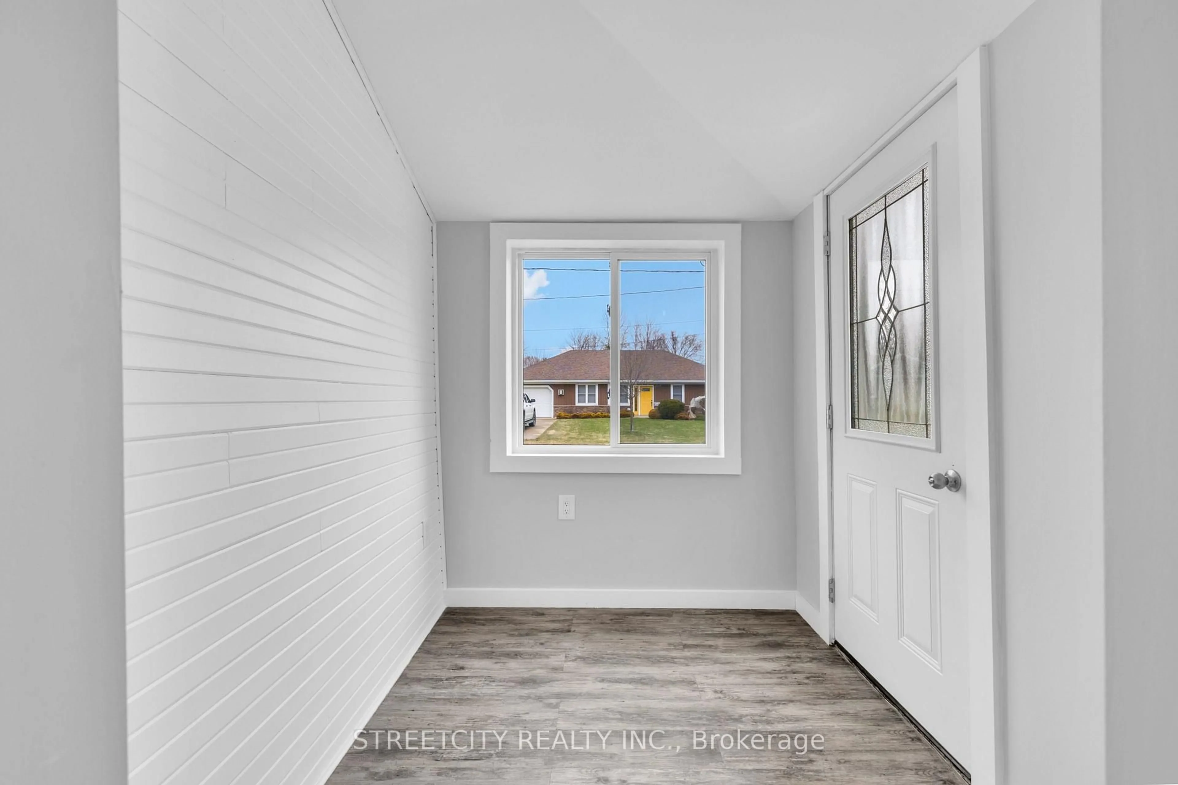 Indoor entryway for 190 King St, Southwest Middlesex Ontario N0L 1M0
