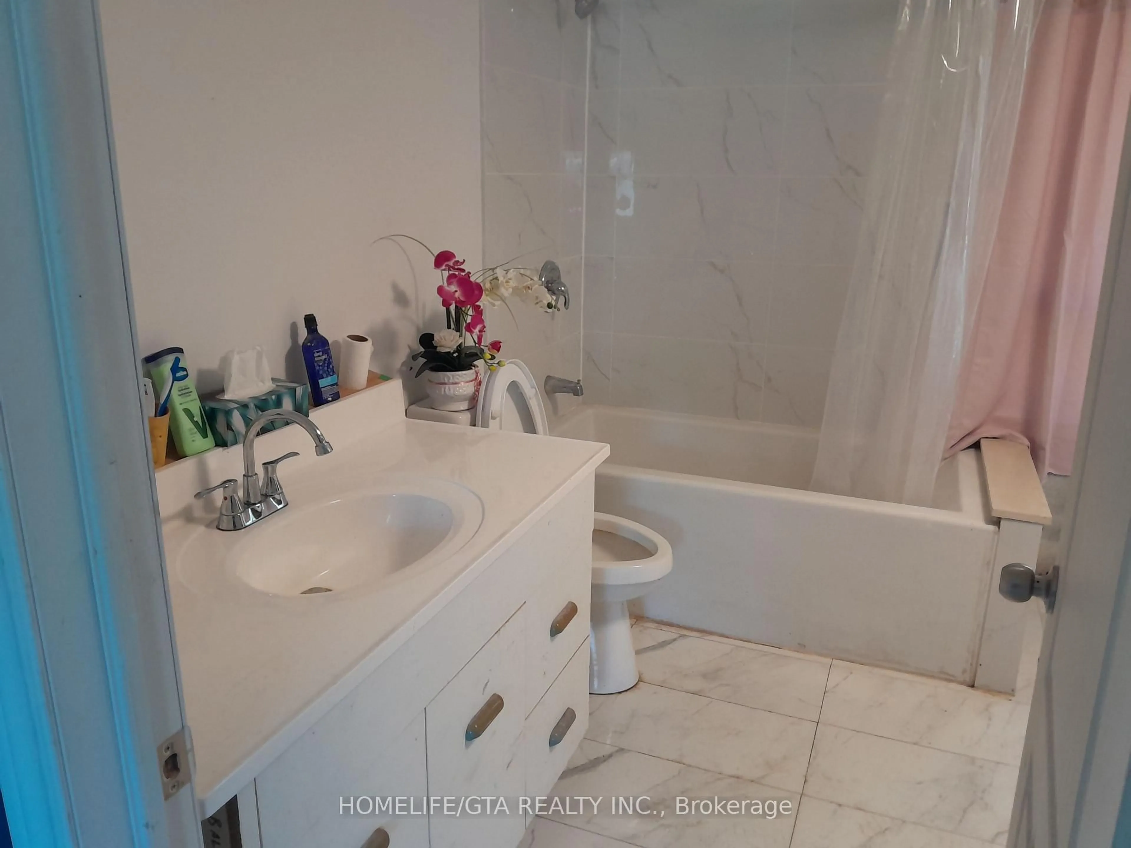 Standard bathroom, ceramic/tile floor for 4662 Netherby Rd, Niagara Falls Ontario L3B 5N7