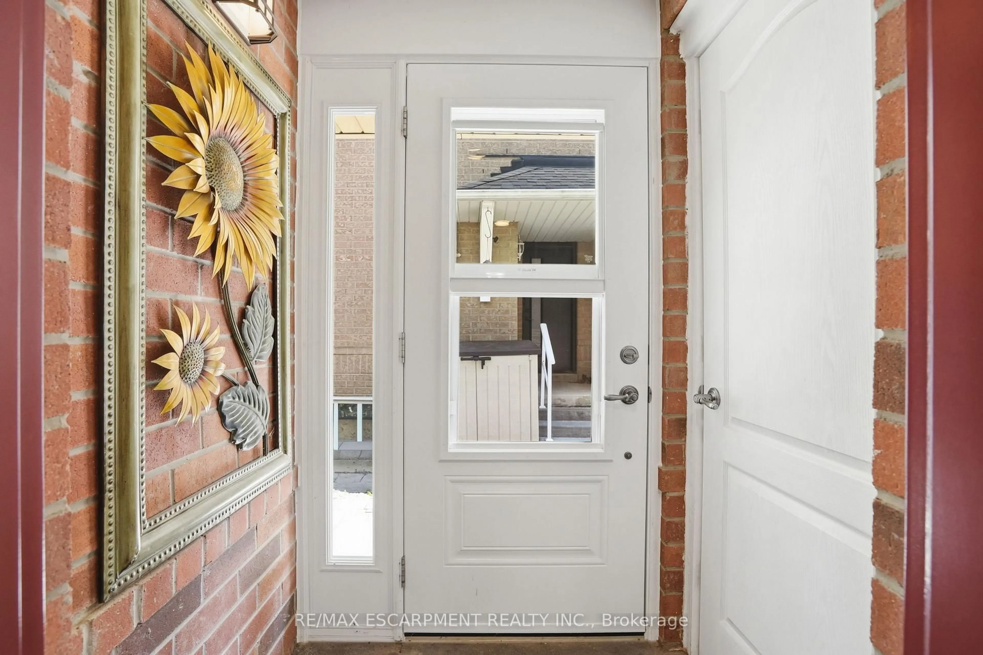 Indoor entryway for 174 Fellowes Cres, Hamilton Ontario L8B 0M9