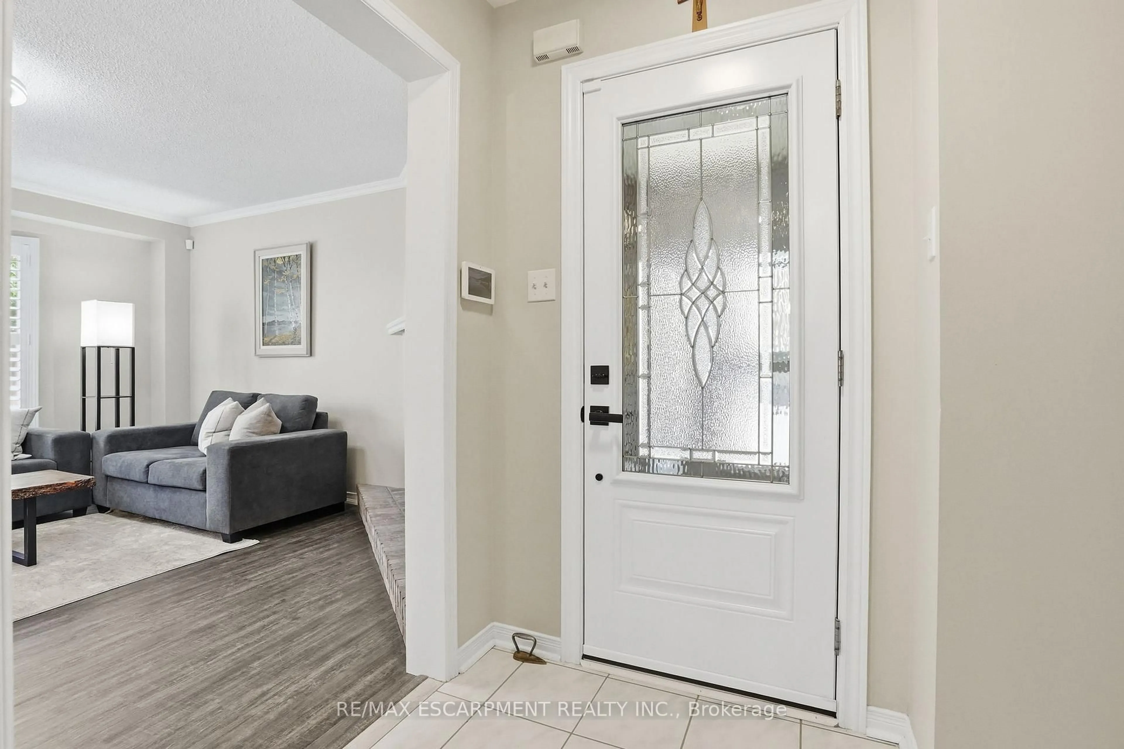 Indoor entryway for 174 Fellowes Cres, Hamilton Ontario L8B 0M9