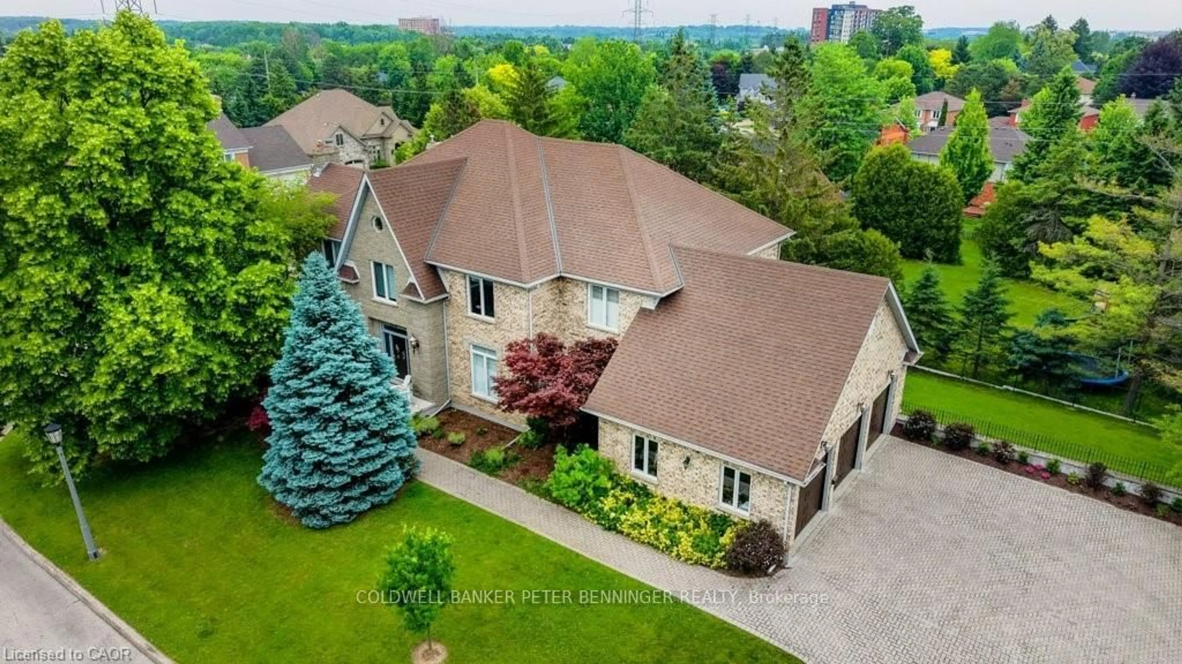 A pic from outside/outdoor area/front of a property/back of a property/a pic from drone, street for 336 Bushwood Crt, Waterloo Ontario N2T 2E7