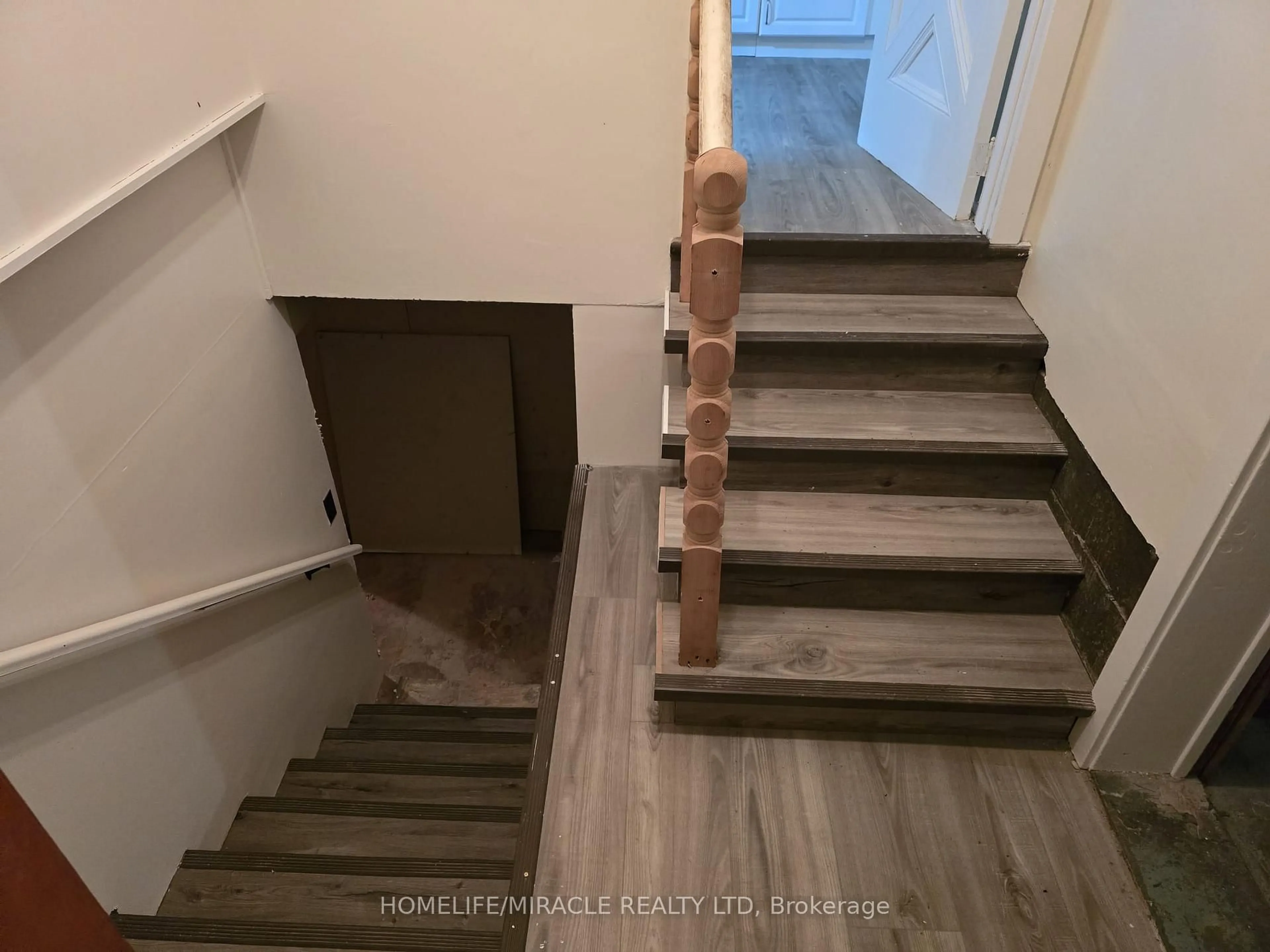Stairs for 17 Goderich St, Fort Erie Ontario L2A 3M3