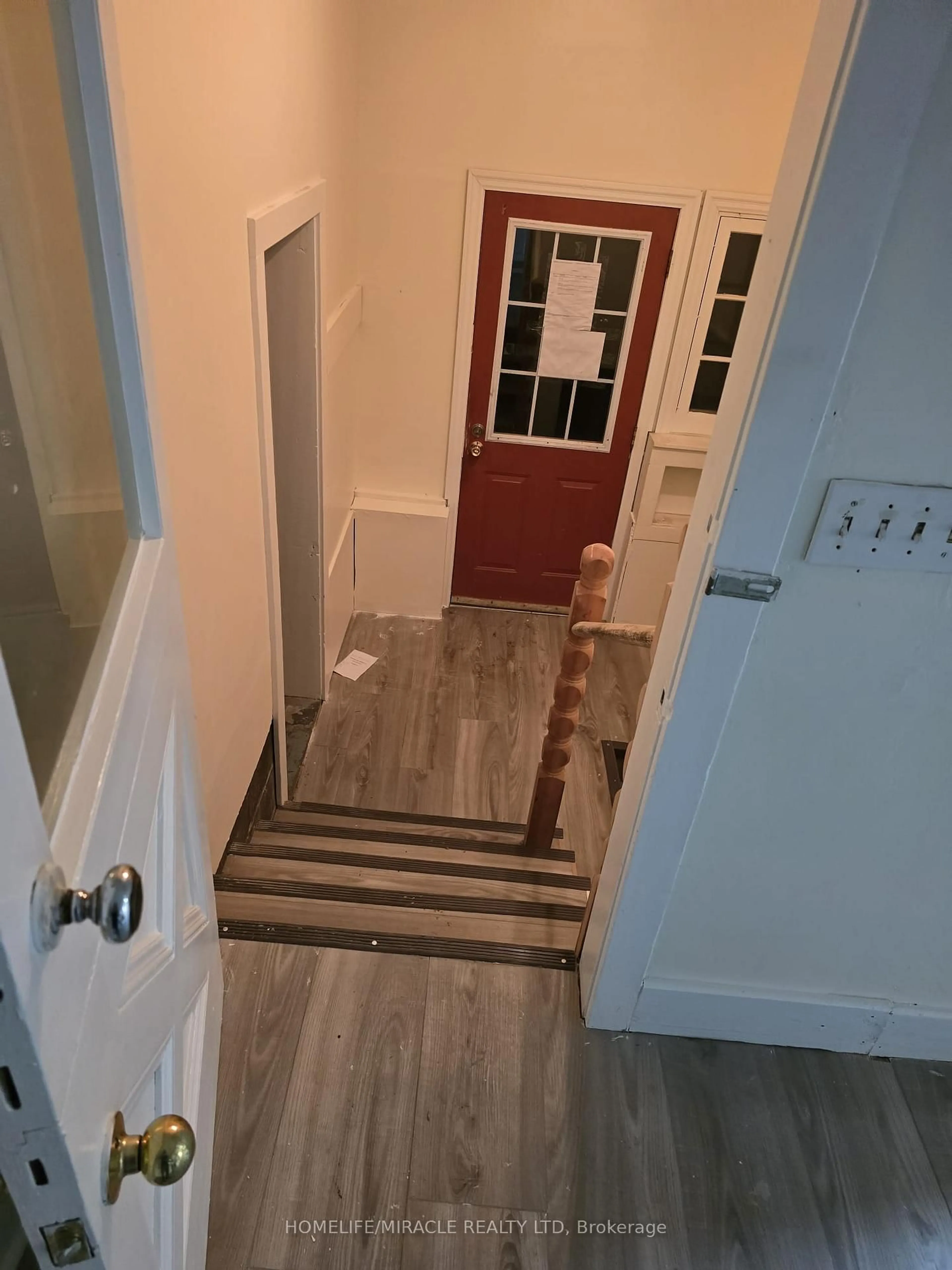 Indoor entryway for 17 Goderich St, Fort Erie Ontario L2A 3M3