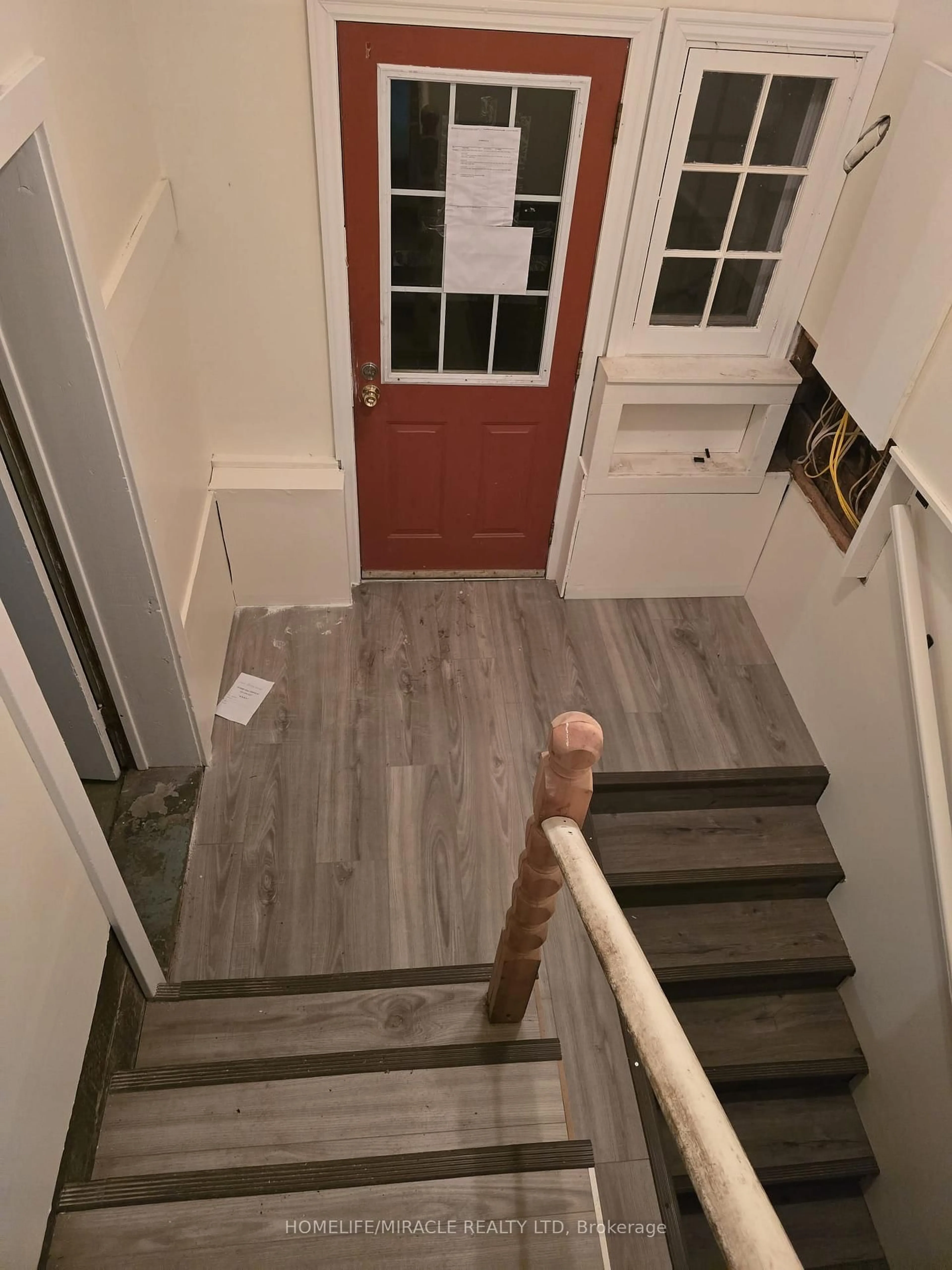 Indoor entryway for 17 Goderich St, Fort Erie Ontario L2A 3M3