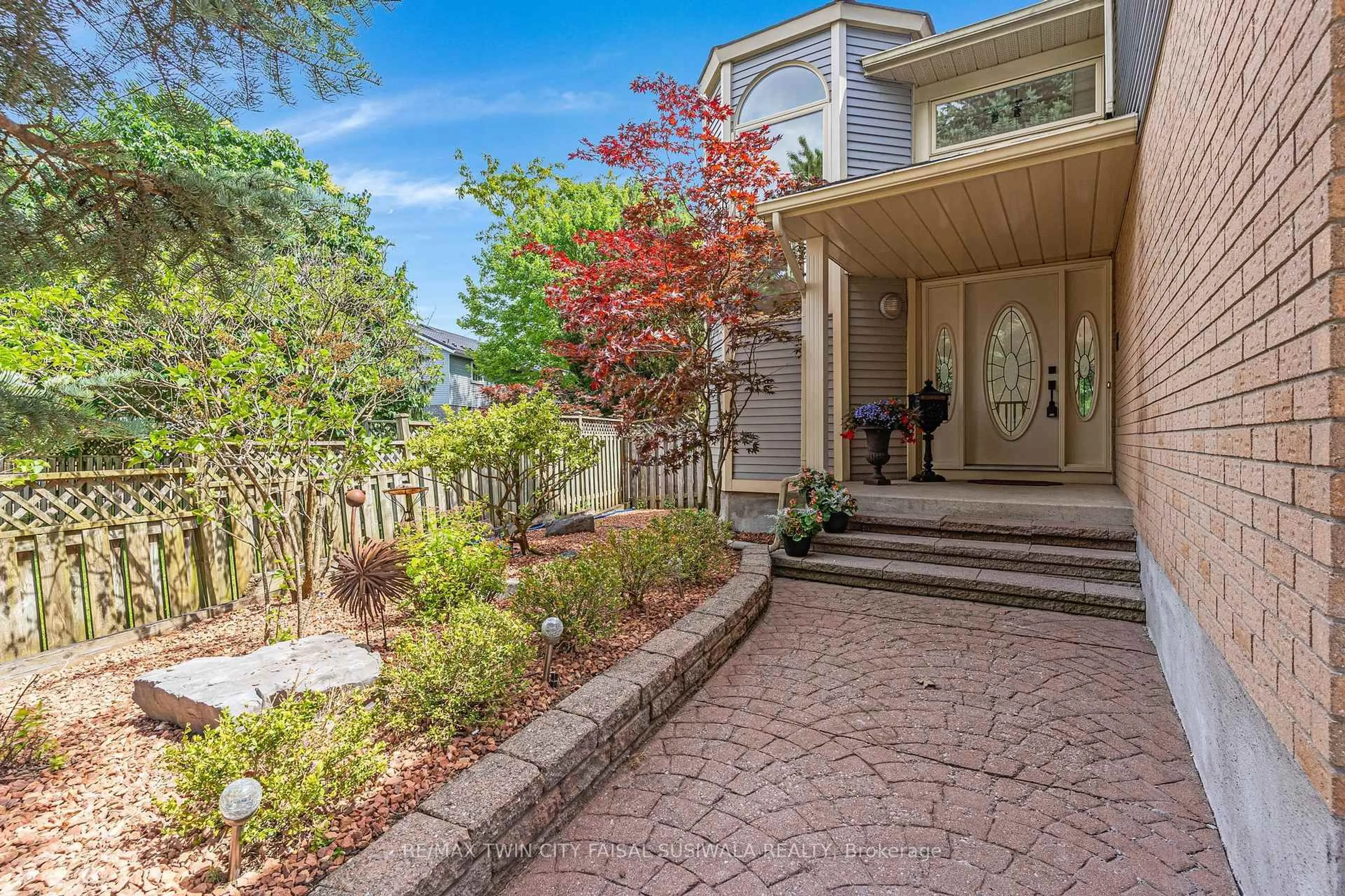 Unknown for 8 Charlton Pl, Cambridge Ontario N3C 3Y5