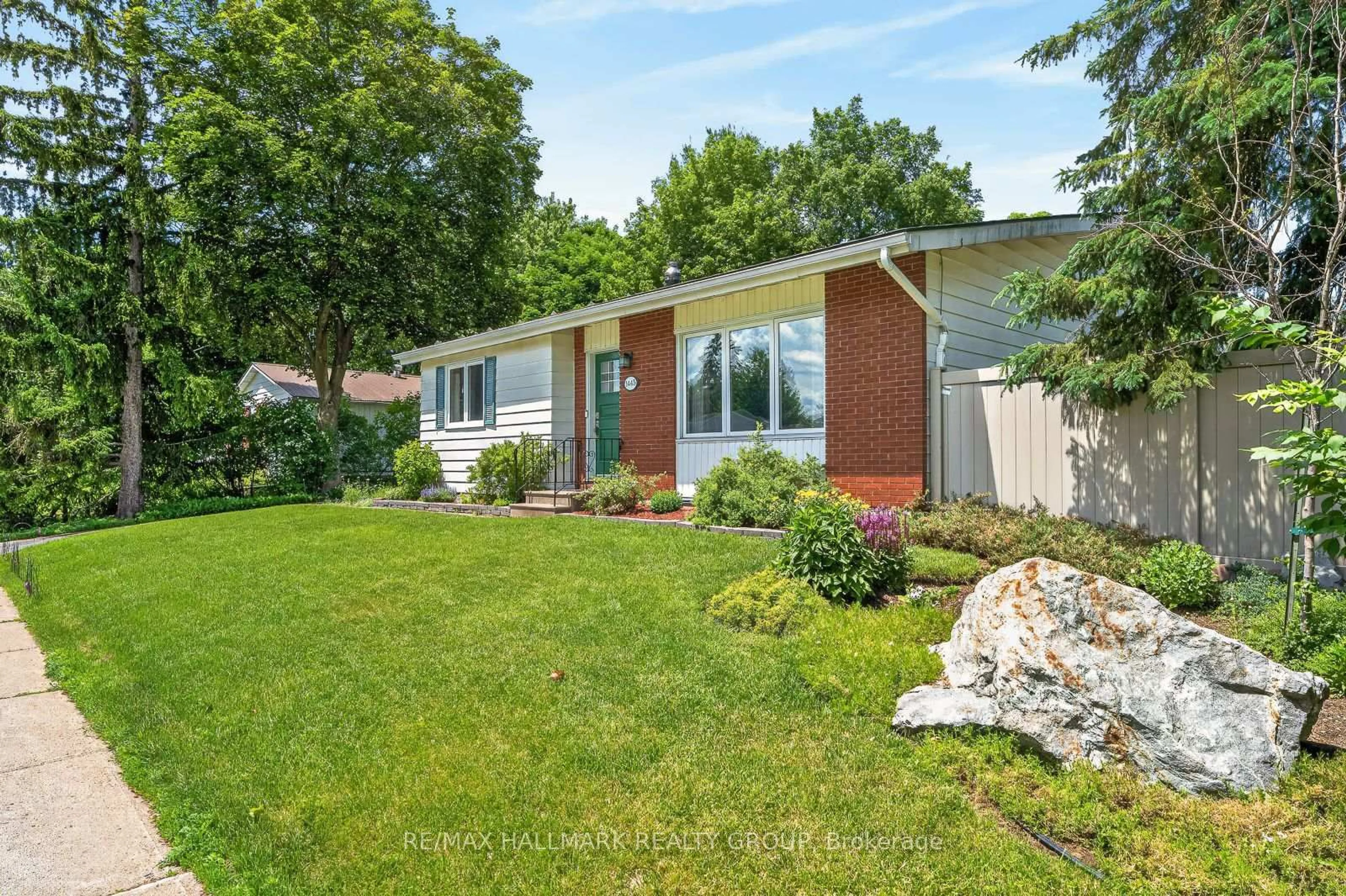 Home with vinyl exterior material, street for 1445 Matheson Rd, Ottawa Ontario K1J 8B5