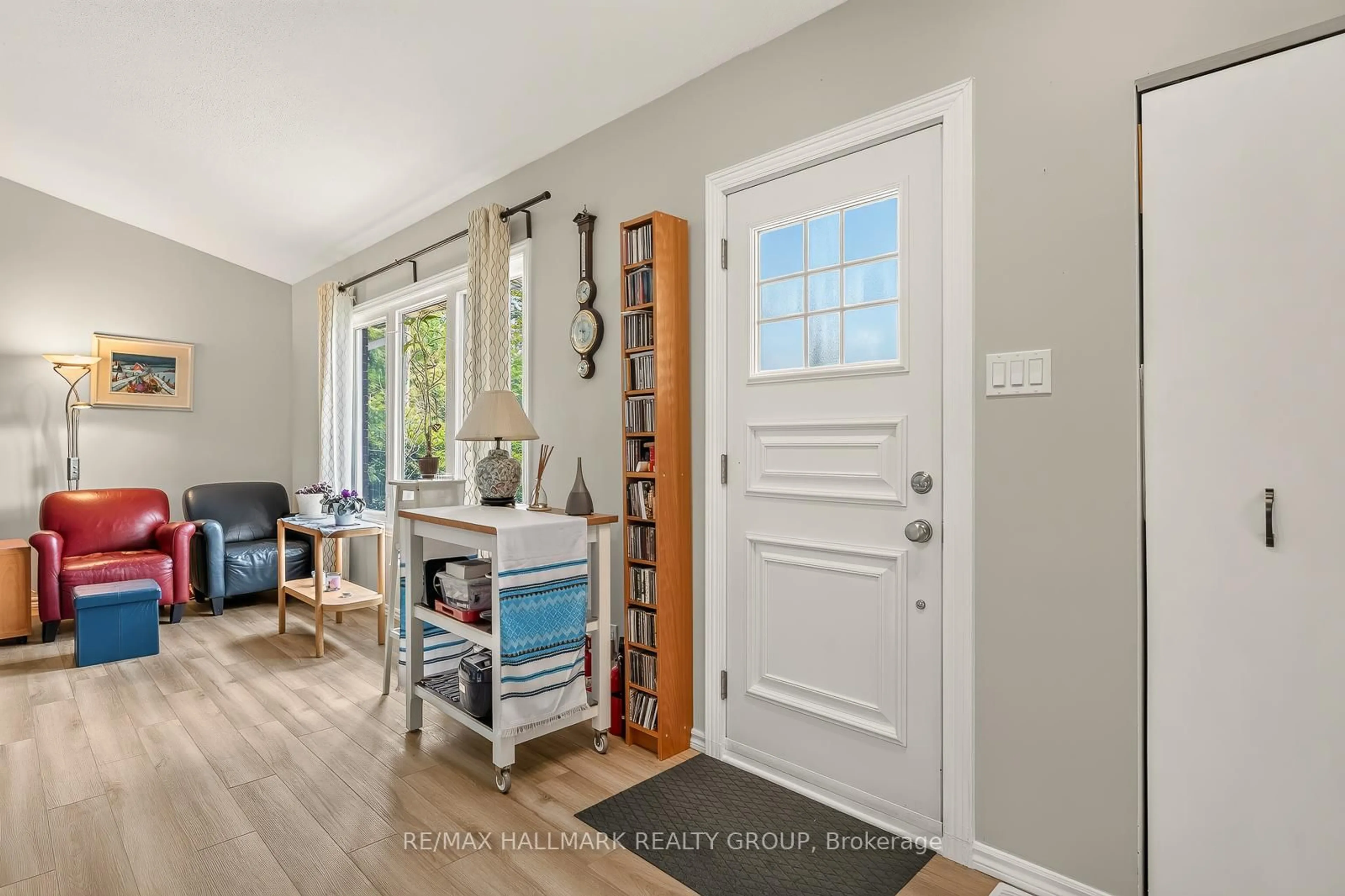 Indoor entryway for 1445 Matheson Rd, Ottawa Ontario K1J 8B5