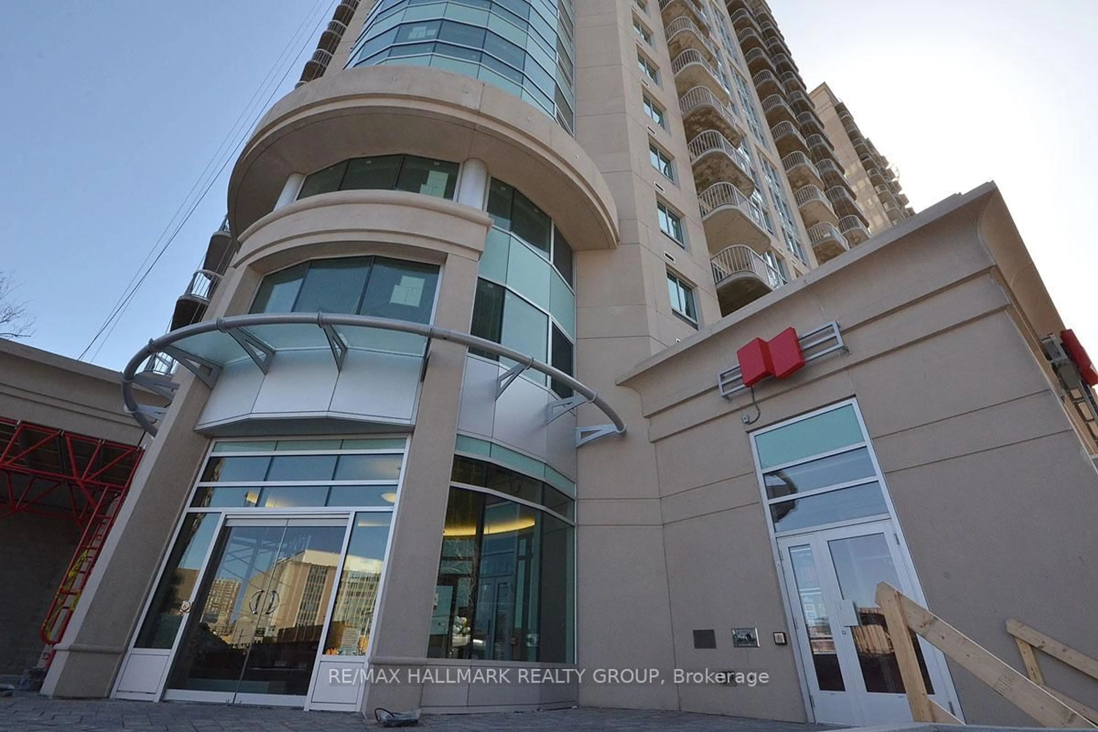 Indoor foyer for 234 Rideau St #1902, Ottawa Ontario K1N 0A9
