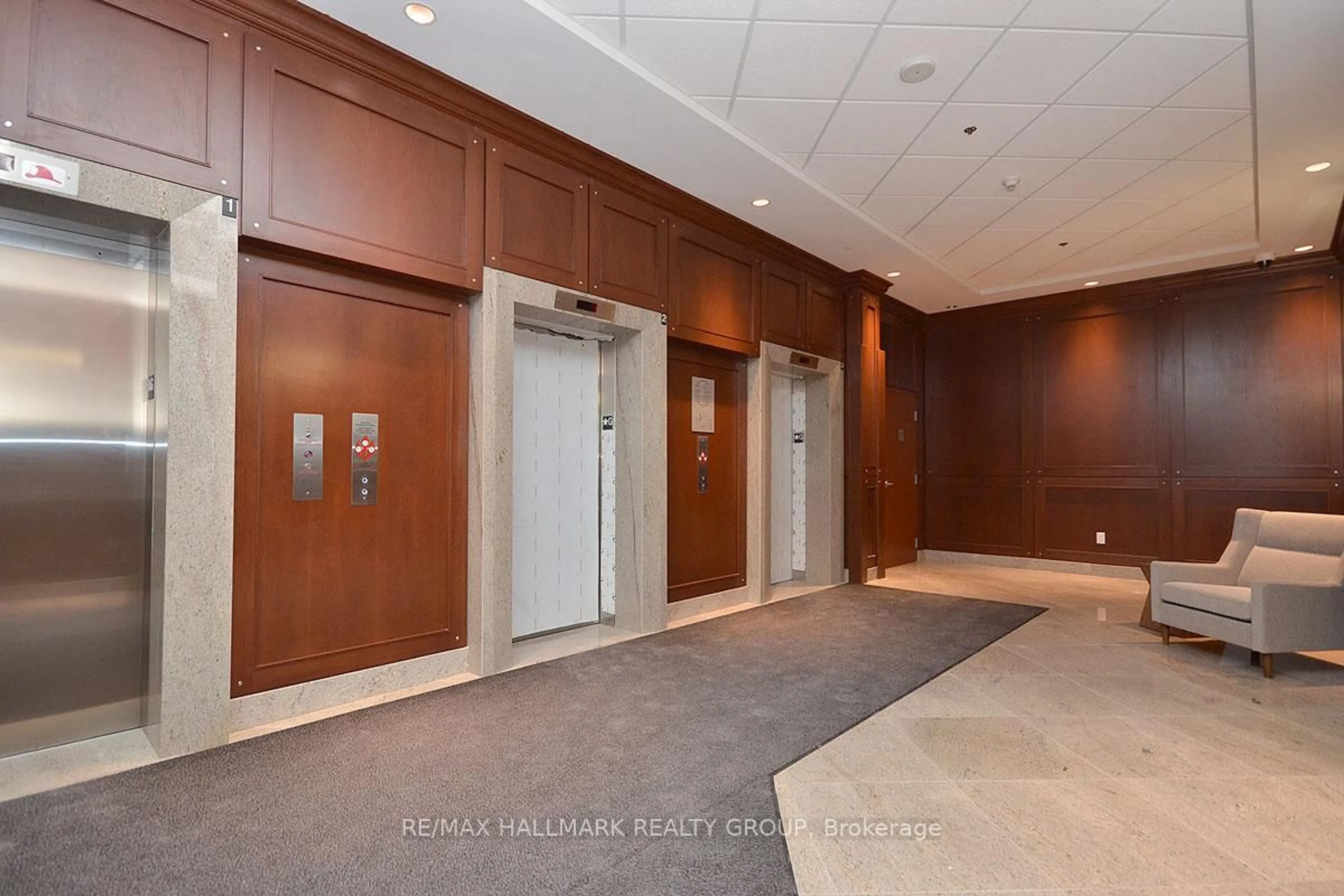 Indoor foyer for 234 Rideau St #1902, Ottawa Ontario K1N 0A9