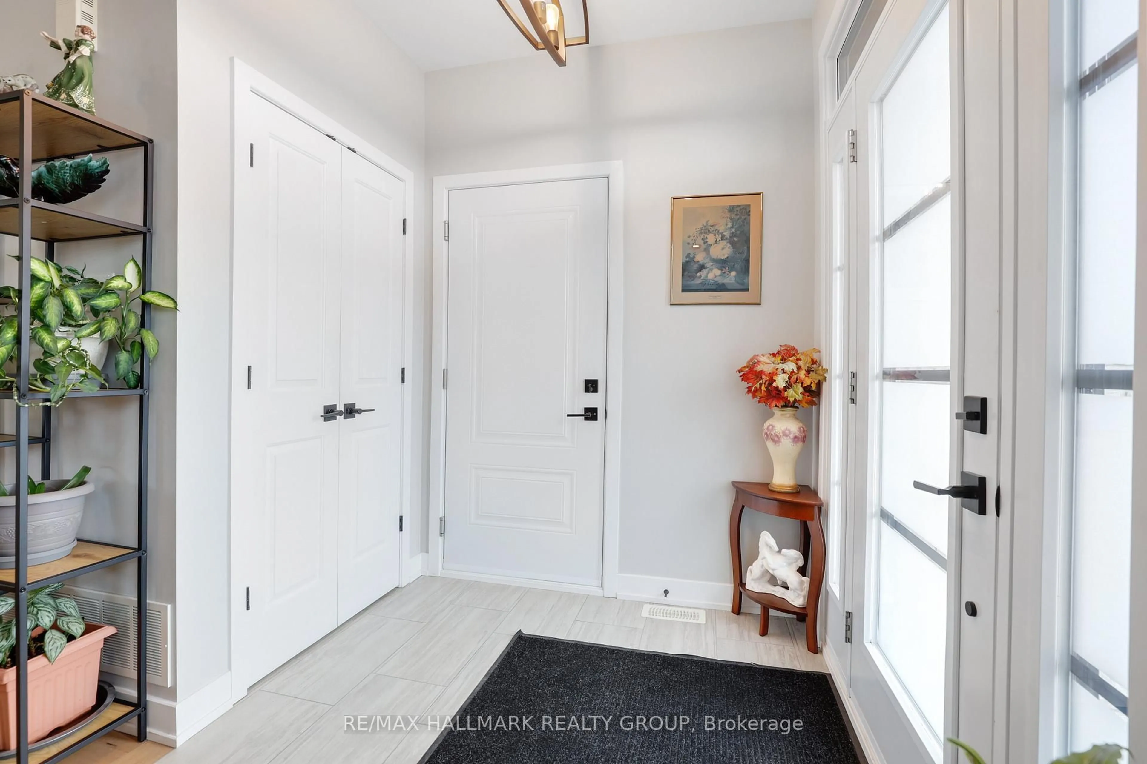 Indoor entryway for 427 Denis St, Alfred and Plantagenet Ontario K0A 3K0