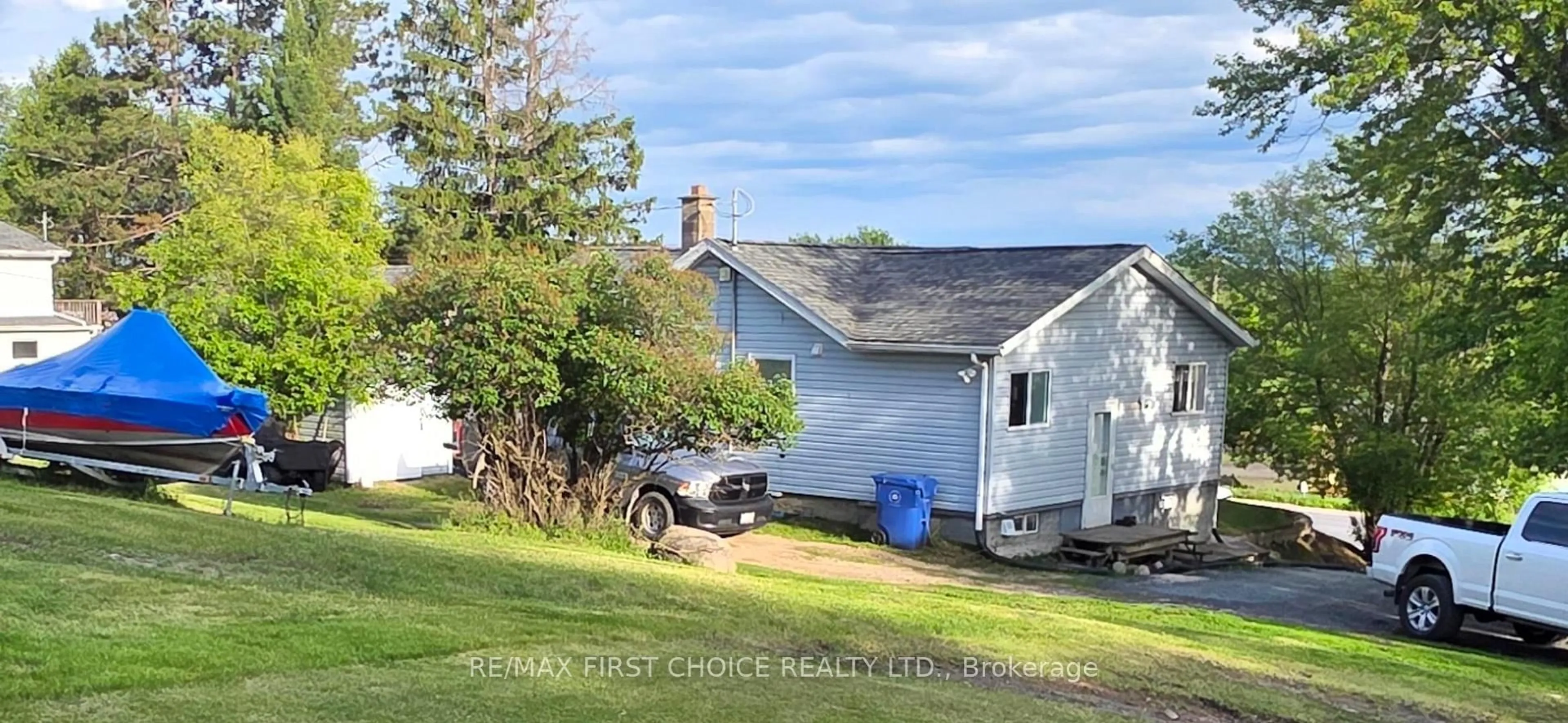A pic from outside/outdoor area/front of a property/back of a property/a pic from drone, street for 1428 Sixth St, Kenora Ontario P9N 2P8
