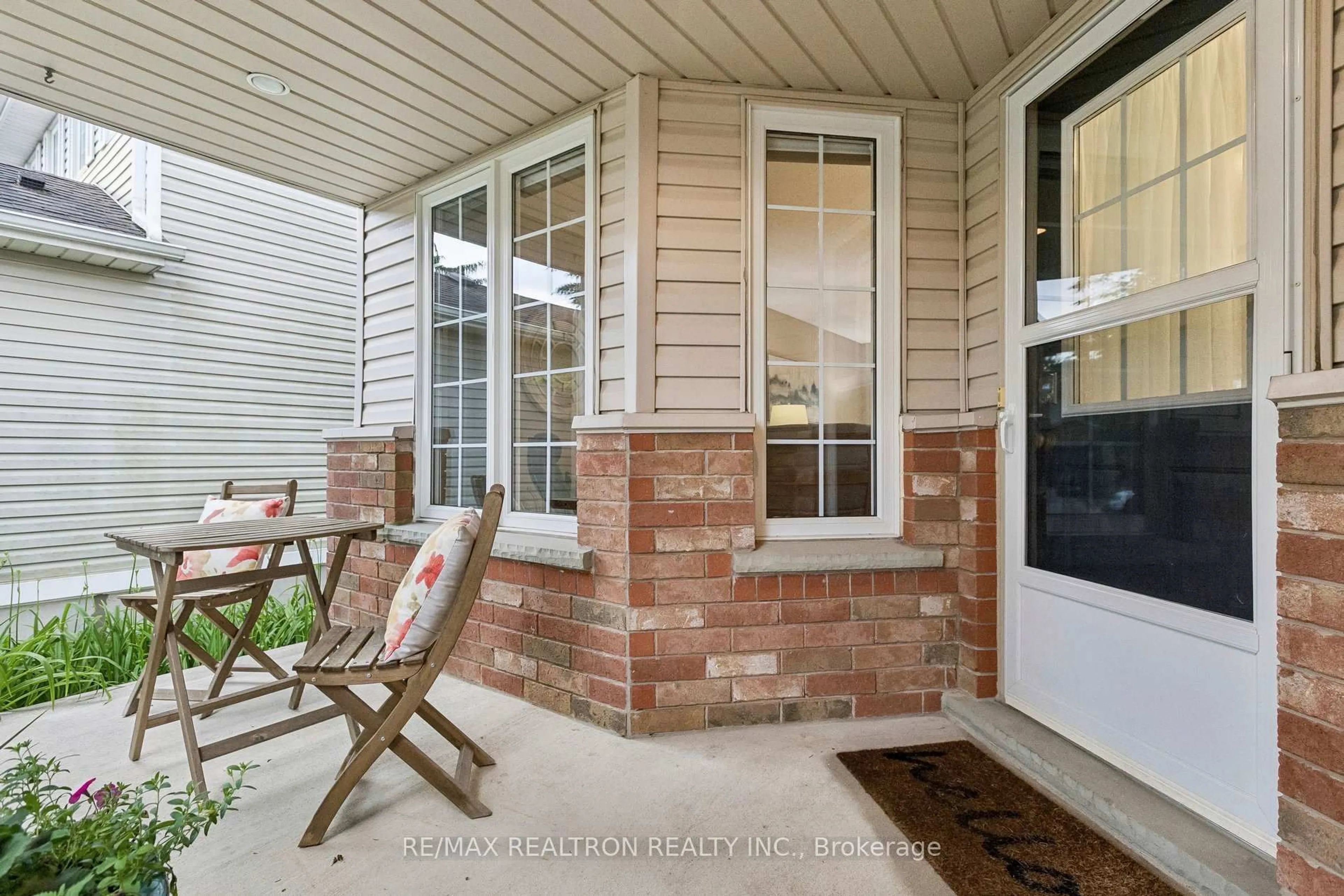 Patio, street for 45 Waxwing Cres, Guelph Ontario N1C 1E3