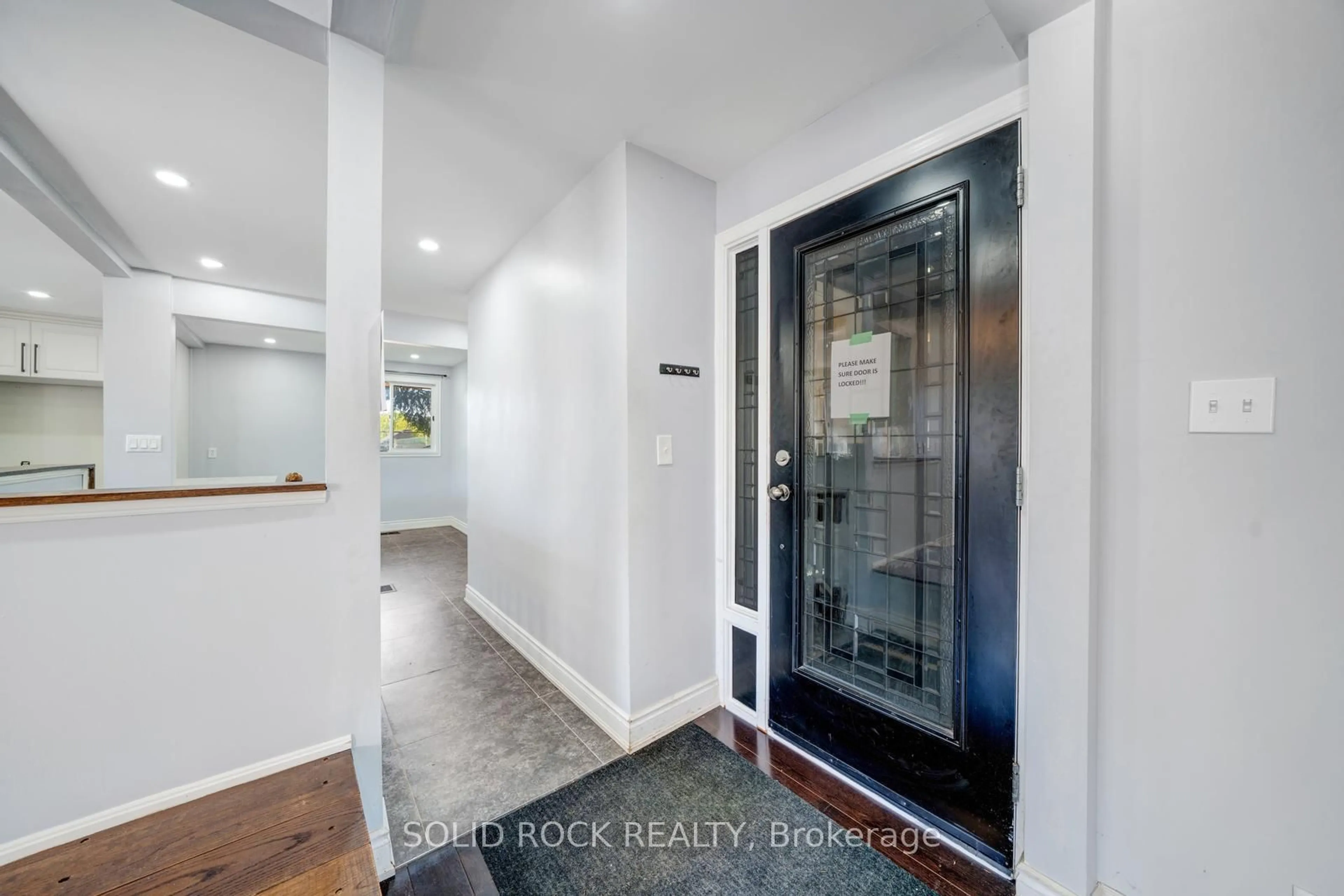 Indoor entryway for 19 Coverdale Ave, Cobourg Ontario K9A 4H5