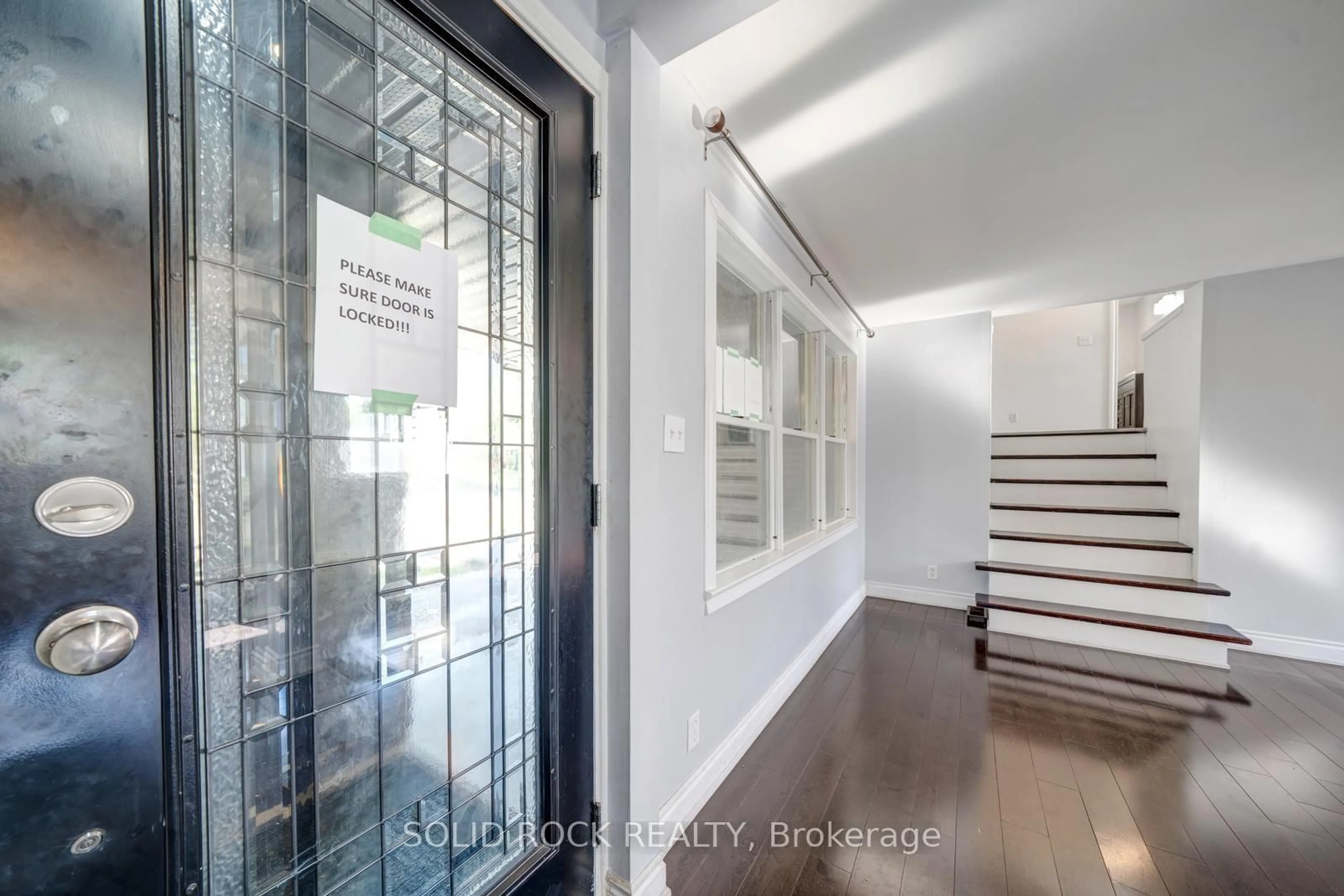Indoor entryway for 19 Coverdale Ave, Cobourg Ontario K9A 4H5
