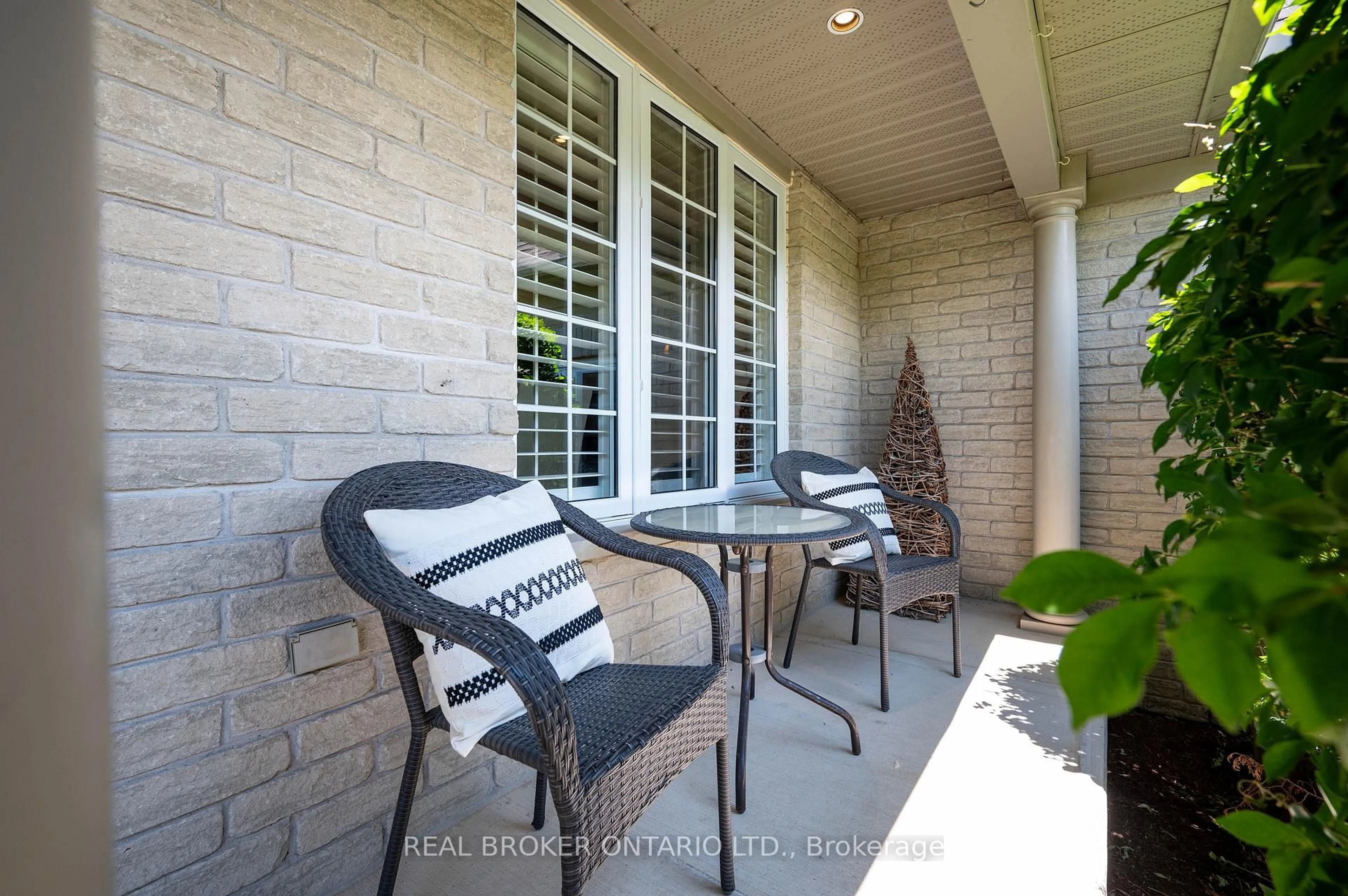 Patio, street for 6 Pioneer Tower Cres, Kitchener Ontario N2P 2L2