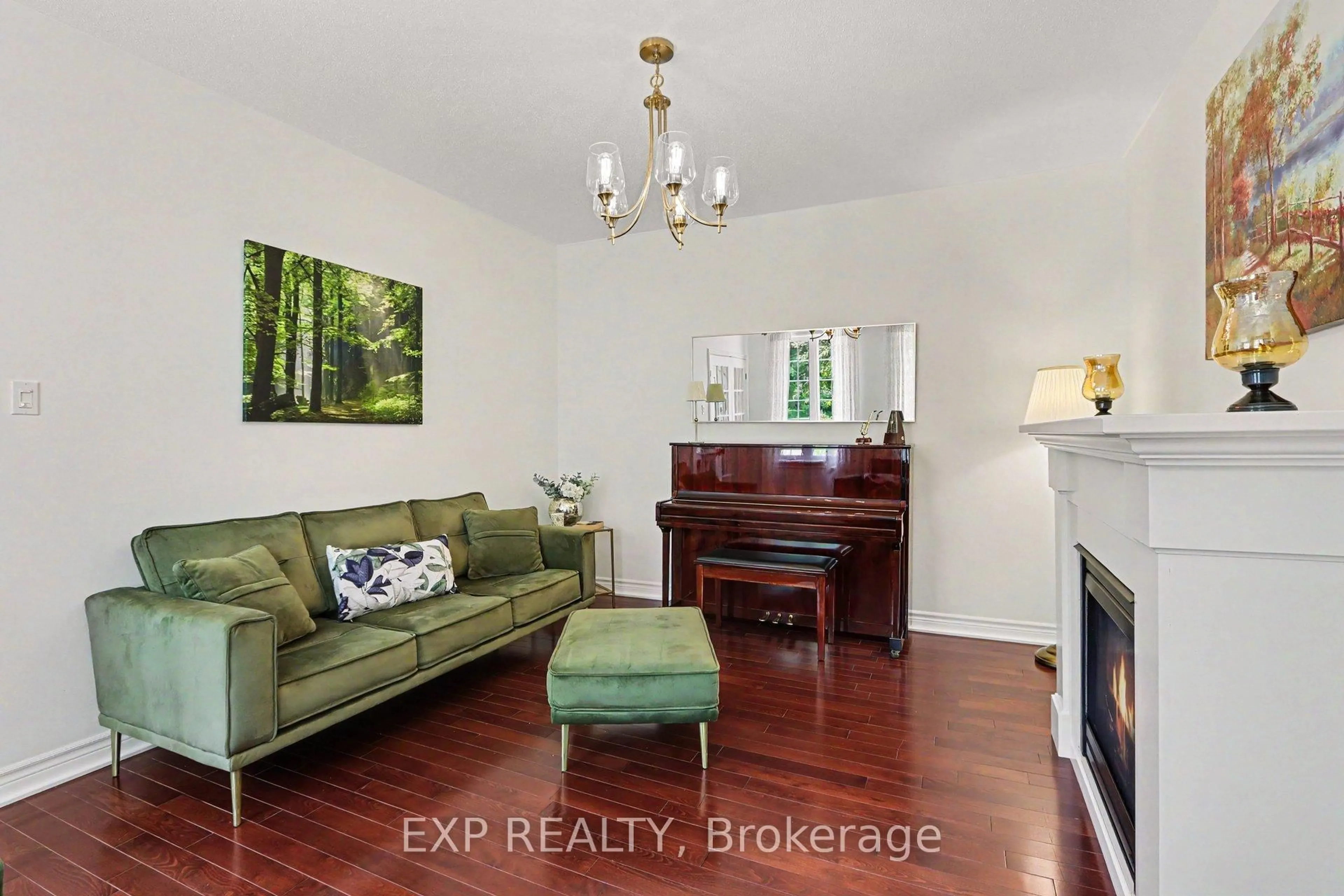 Living room with furniture, unknown for 5781 Gowan Gate, Osgoode Ontario K0A 2W0