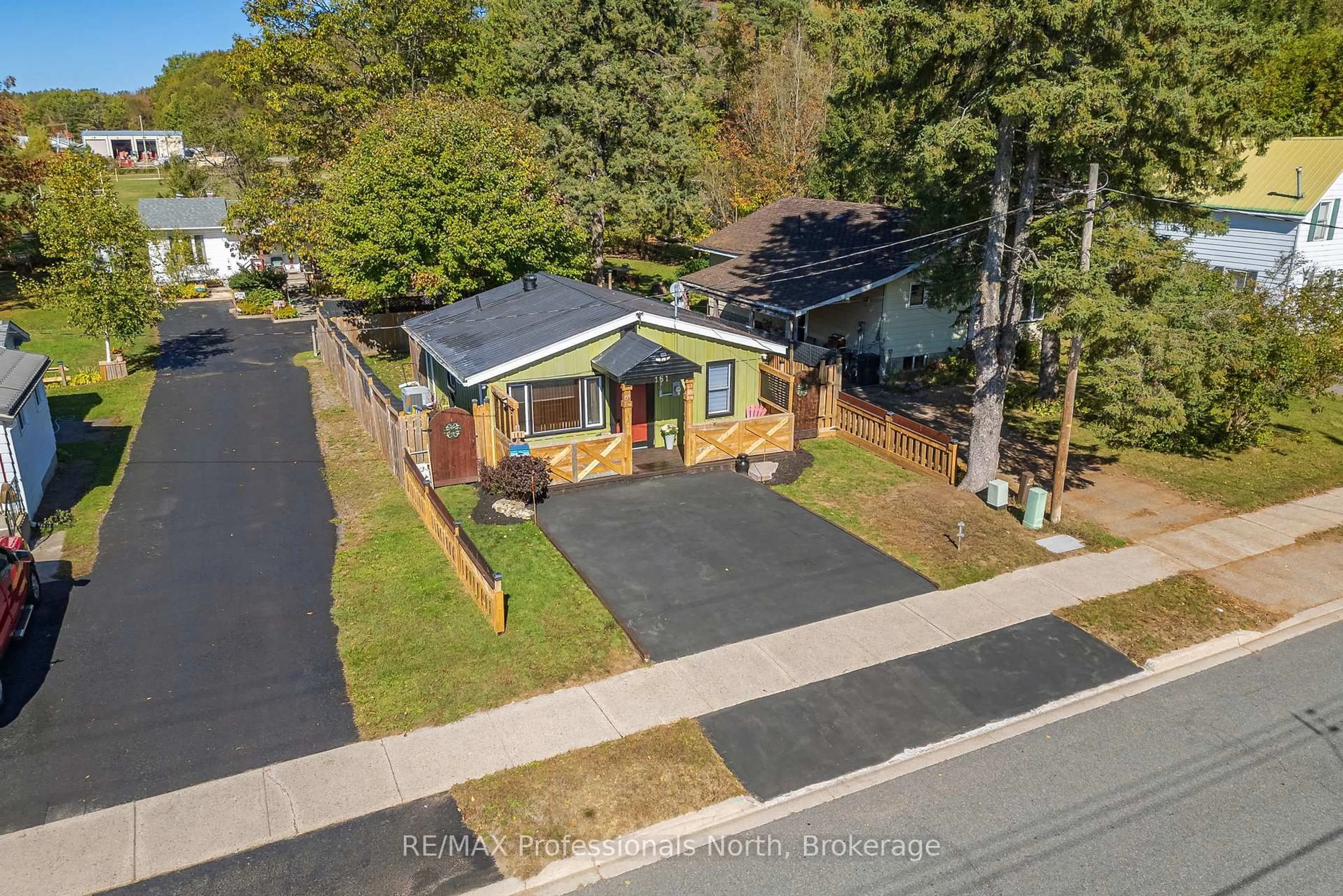 A pic from outside/outdoor area/front of a property/back of a property/a pic from drone, street for 161 Quebec St, Bracebridge Ontario P1L 1E3