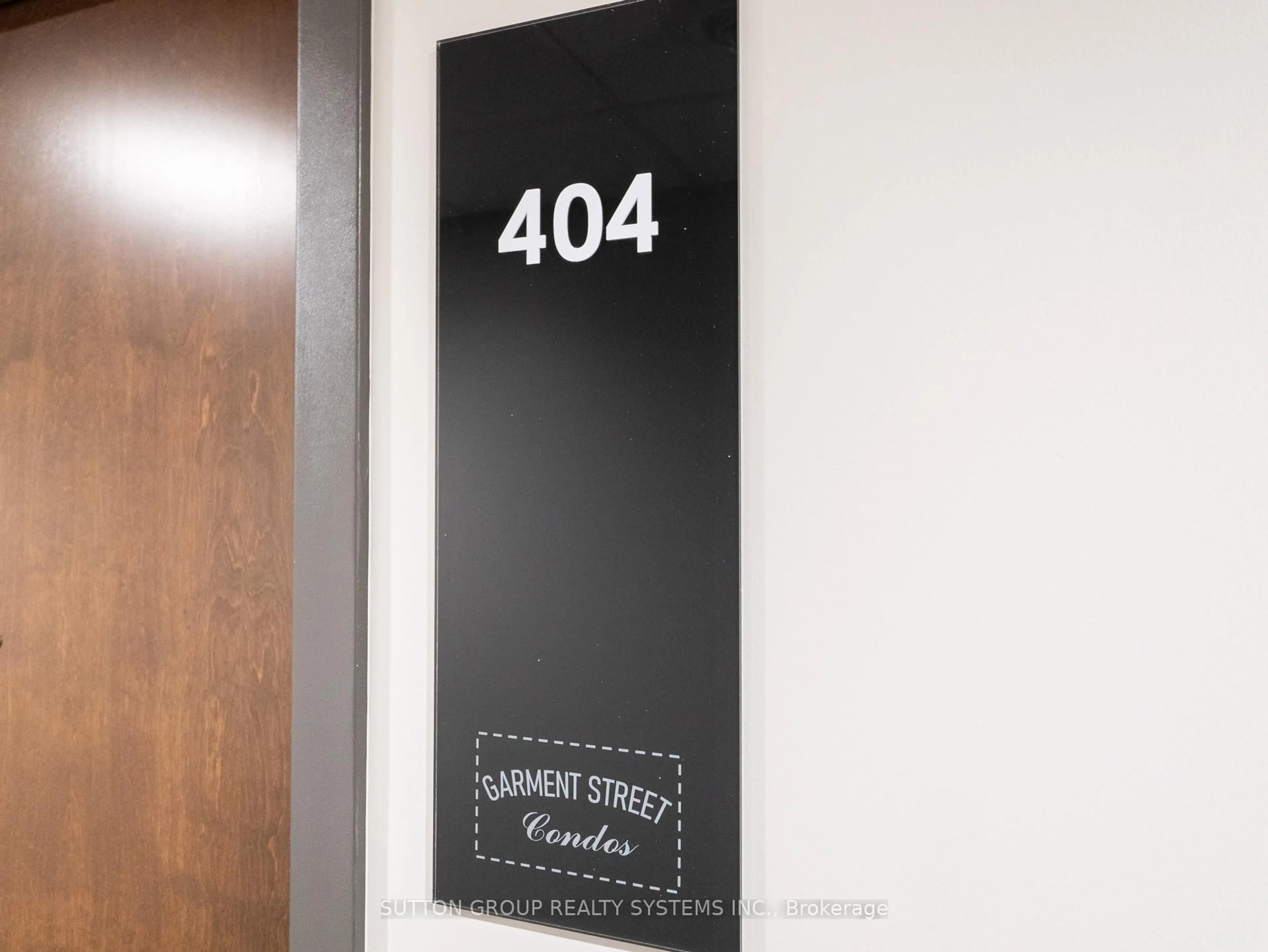 Indoor foyer for 108 Garment St #404, Kitchener Ontario N2G 0E2