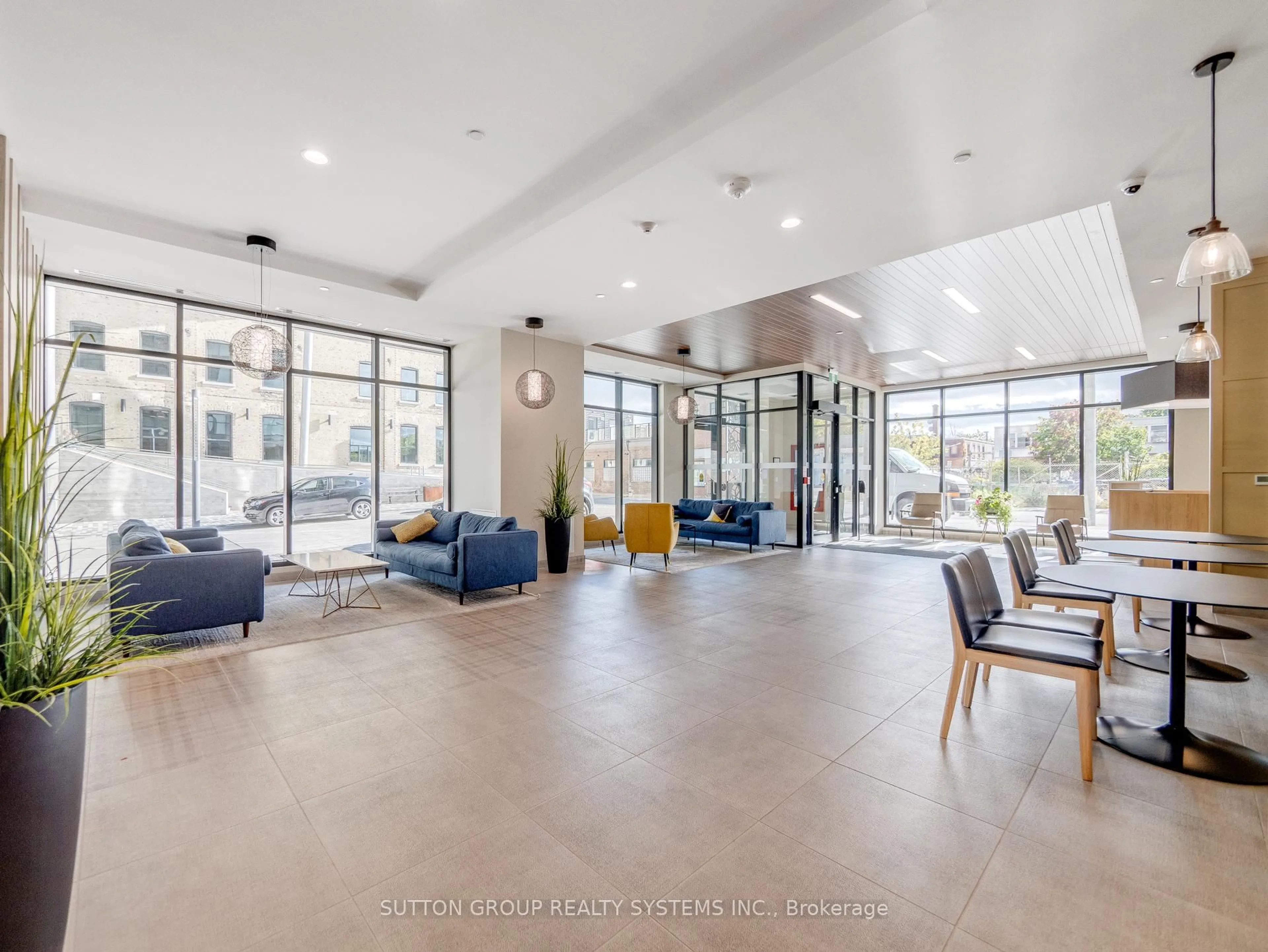 Indoor foyer for 108 Garment St #404, Kitchener Ontario N2G 0E2