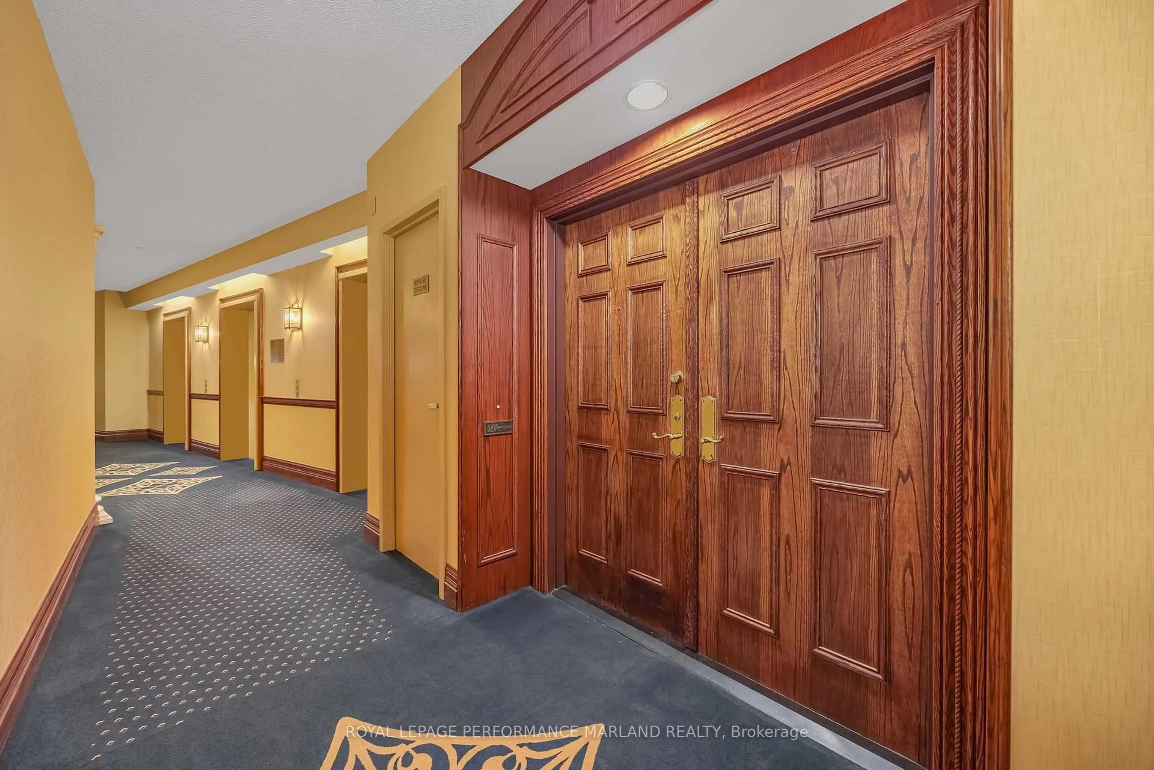 Indoor foyer for 1480 Riverside Dr #2004, Ottawa Ontario K1G 5H2