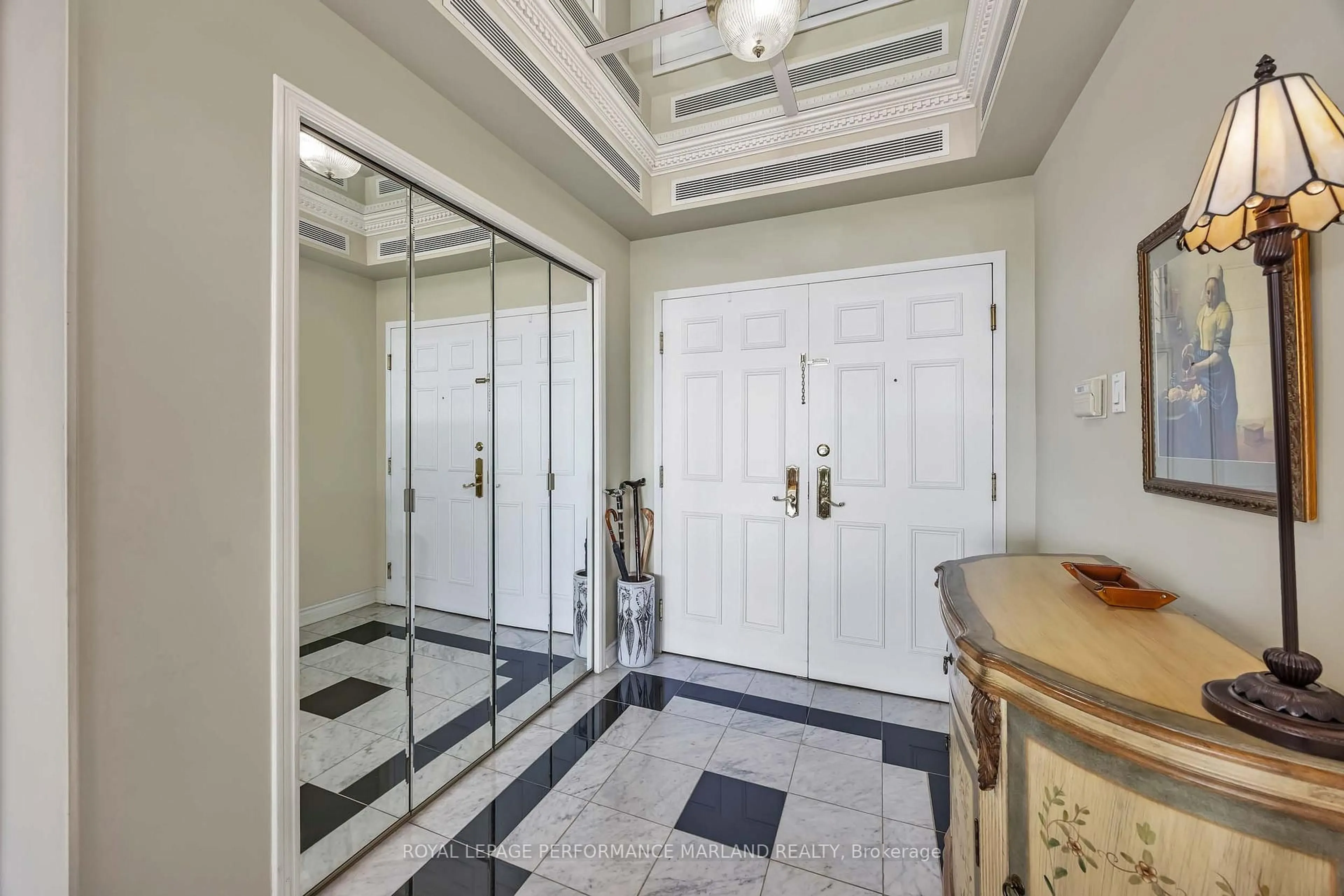 Indoor entryway for 1480 Riverside Dr #2004, Ottawa Ontario K1G 5H2
