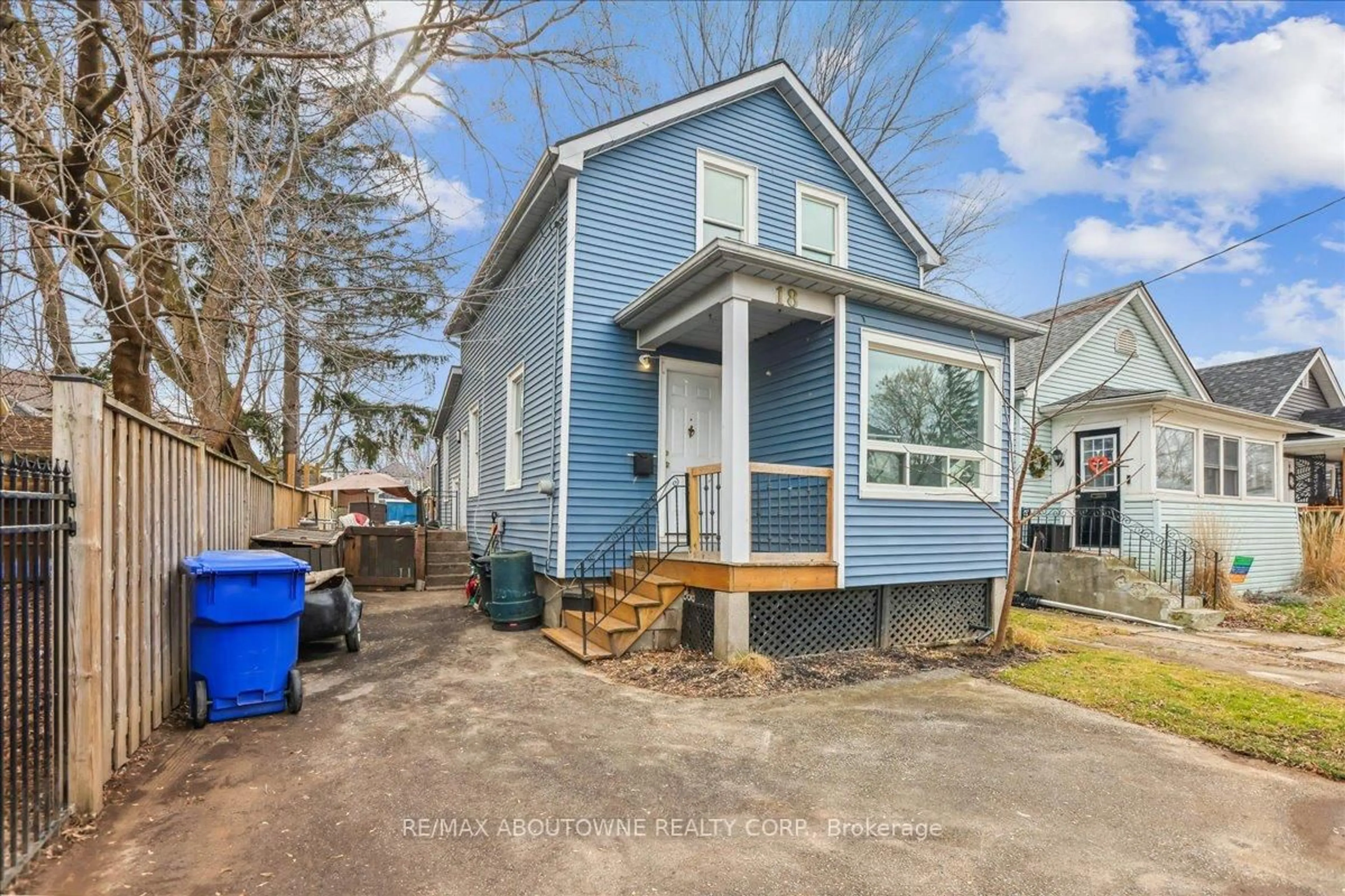 Home with vinyl exterior material, street for 18 Linwood St, St. Catharines Ontario L2R 1H3